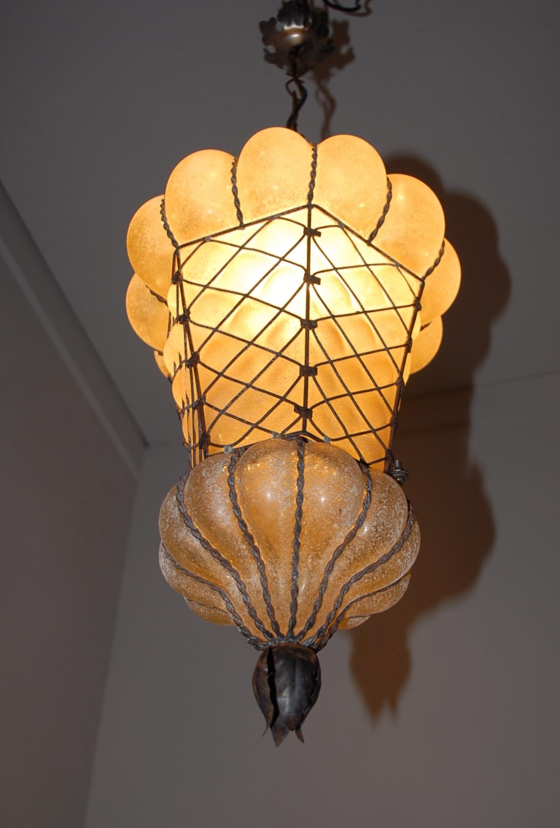 Lampe à suspension vénitienne de forme rare en verre d'ambre de Murano soufflé à la bouche dans un cadre en vente 9