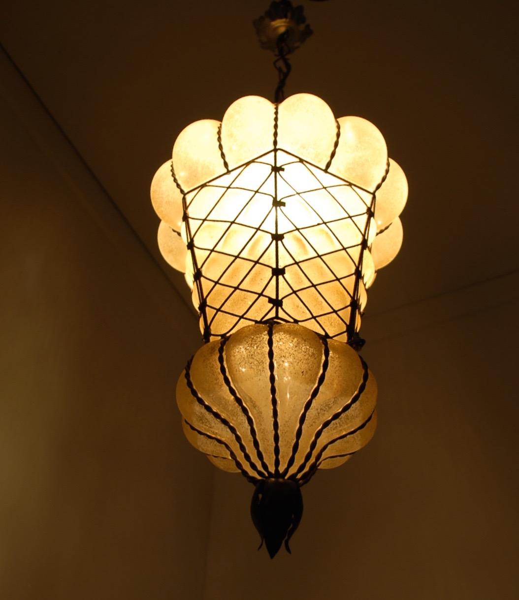 Lampe à suspension vénitienne de forme rare en verre d'ambre de Murano soufflé à la bouche dans un cadre en vente 10