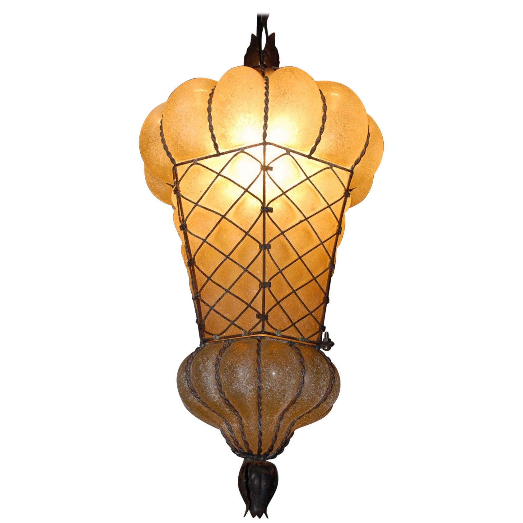 italien Lampe à suspension vénitienne de forme rare en verre d'ambre de Murano soufflé à la bouche dans un cadre en vente