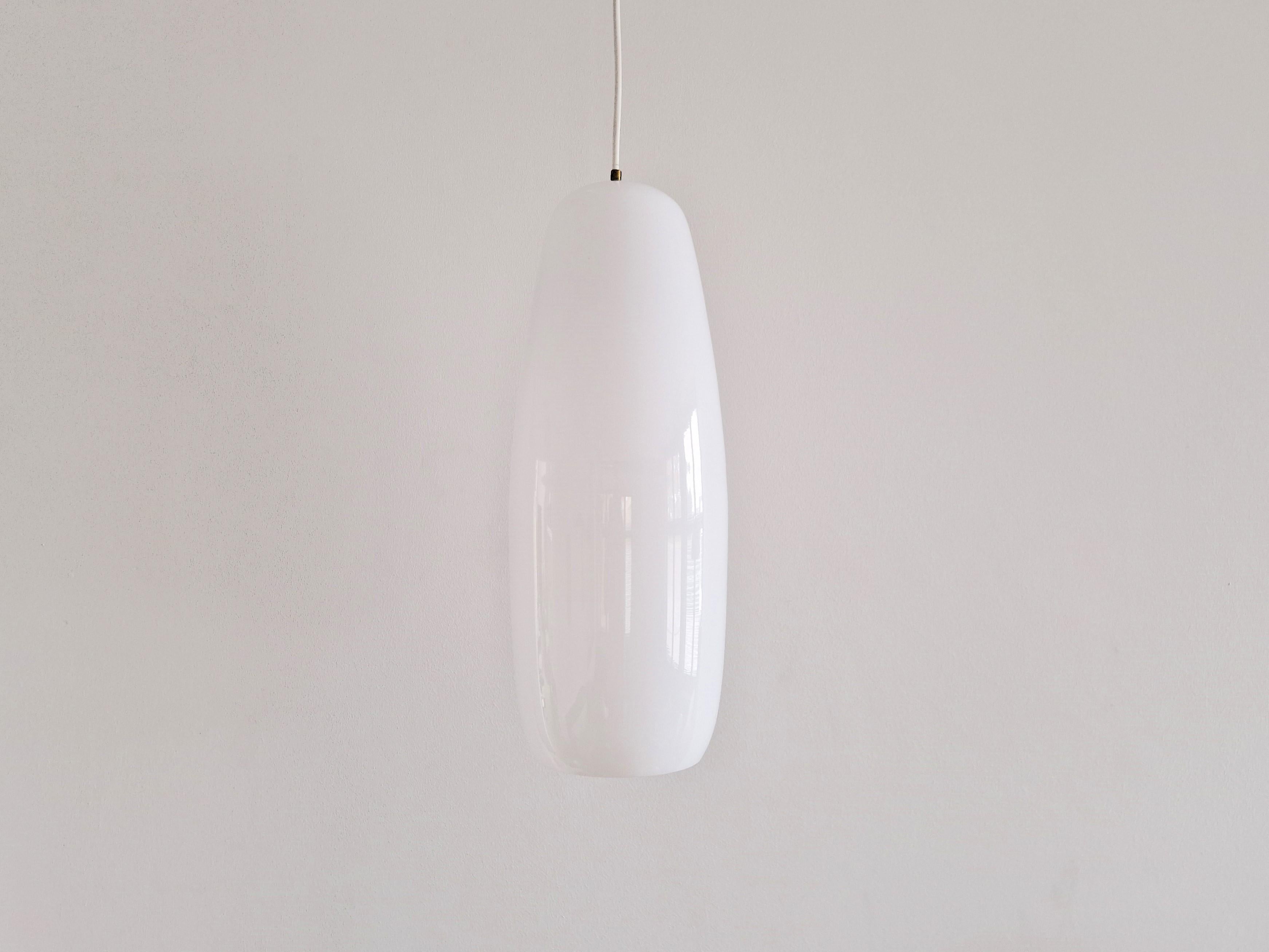 This large white blown glass pendant lamp was designed by Massimo Vignelli for Venini in the 1960's. It was made in 2 sizes with a height of 35 cm and 51 cm. This lamp is the large and more rare version of 51cm. It is made of beautiful white Murano