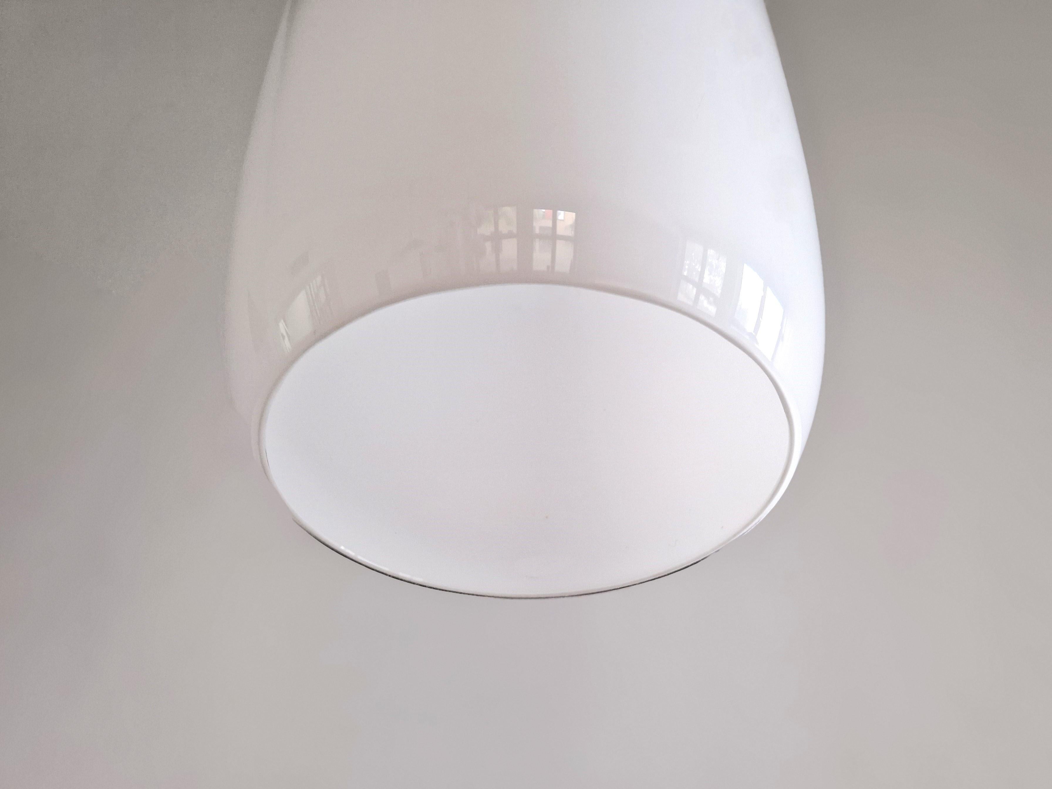 Italian Large and rare white Murano glass pendant lamp by Massimo Vignelli for Venini For Sale