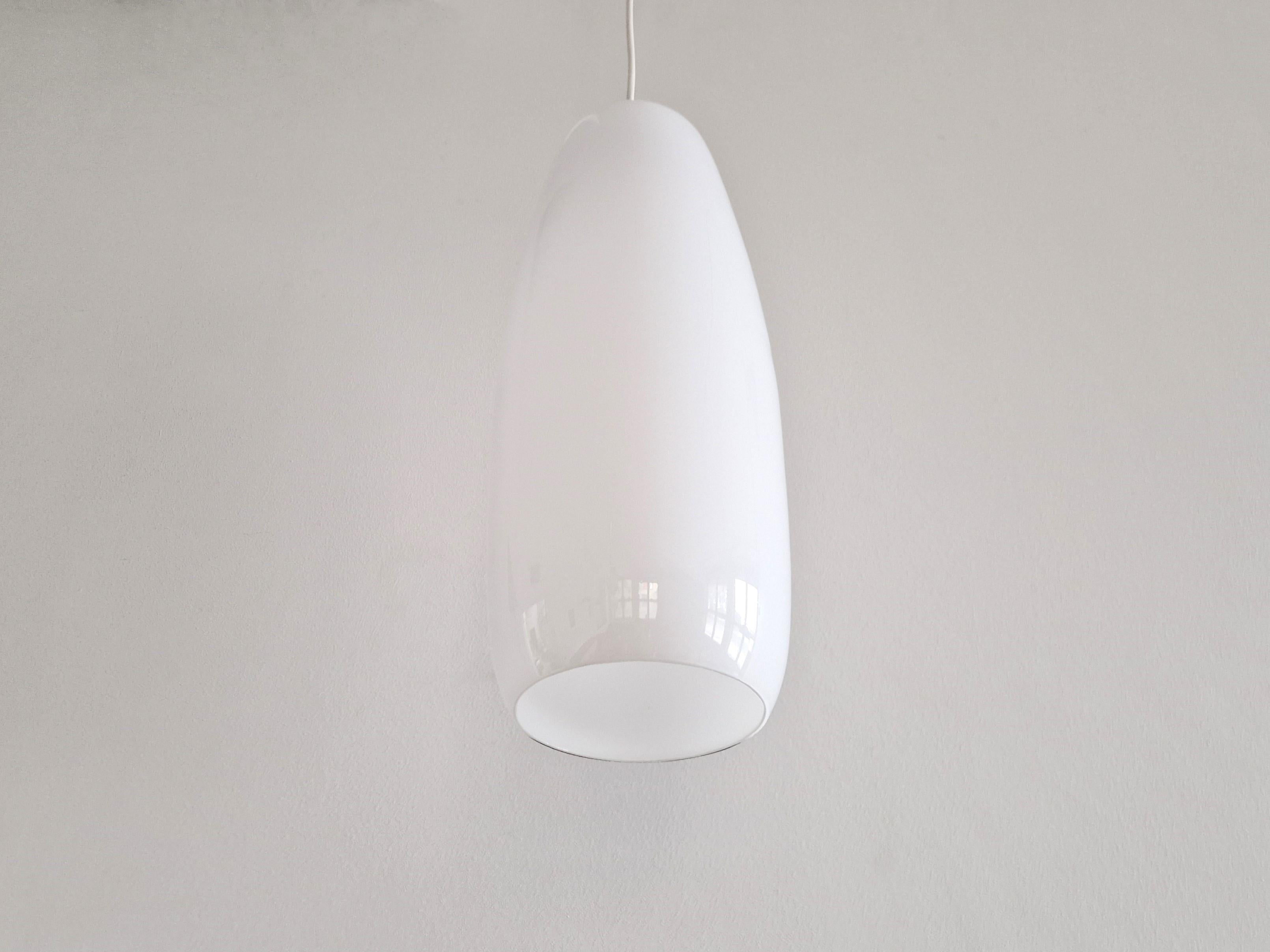 Large and rare white Murano glass pendant lamp by Massimo Vignelli for Venini In Good Condition For Sale In Steenwijk, NL