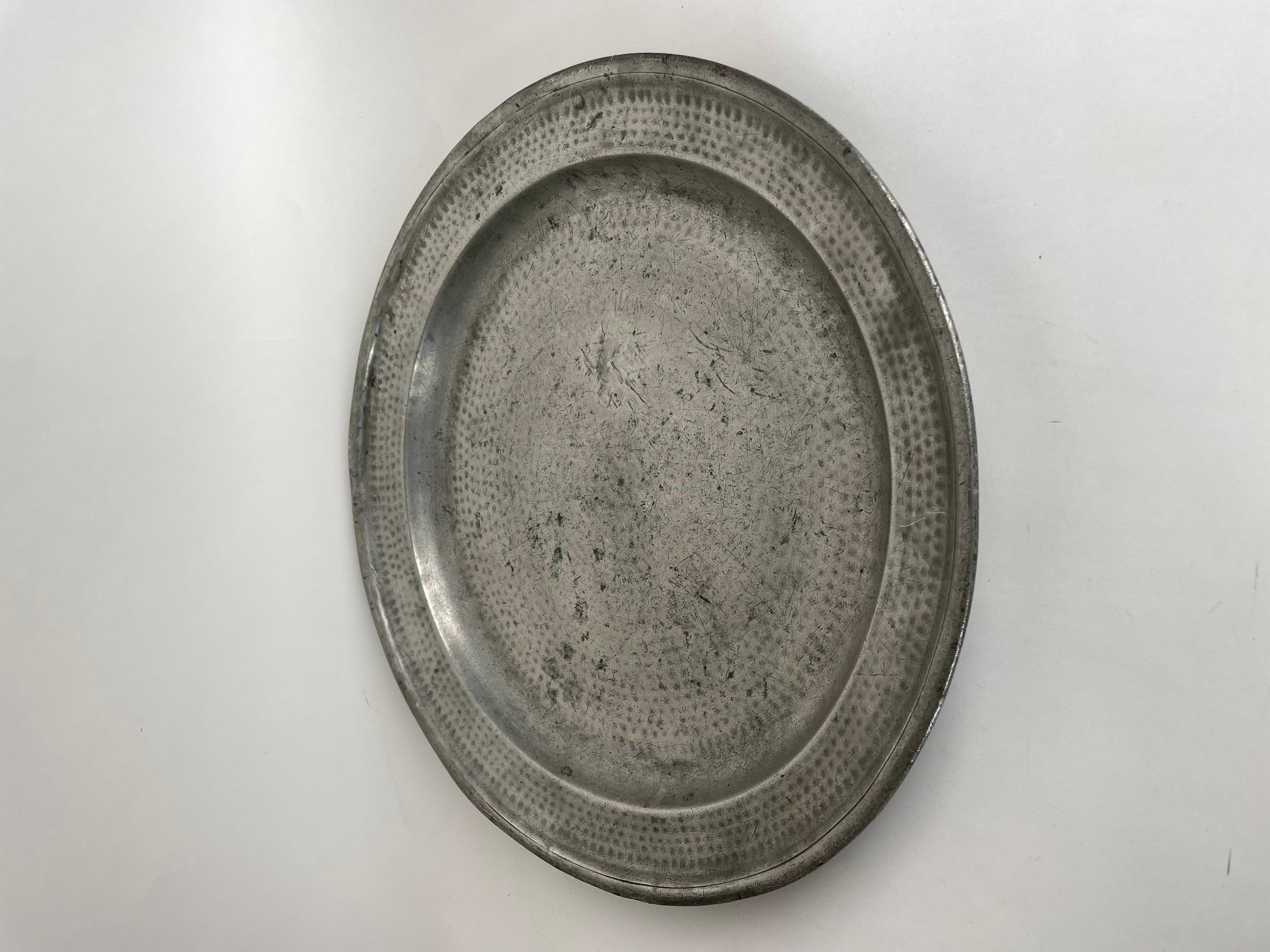 Refinada bandeja sueca de peltre de estilo Gustaviano, finales del siglo XVIII Suecia

Preciosa fuente de peltre del periodo sueco gustaviano de finales del siglo XVIII. Metal maravillosamente trabajado. Muestra la sensibilidad Gustaviana por los