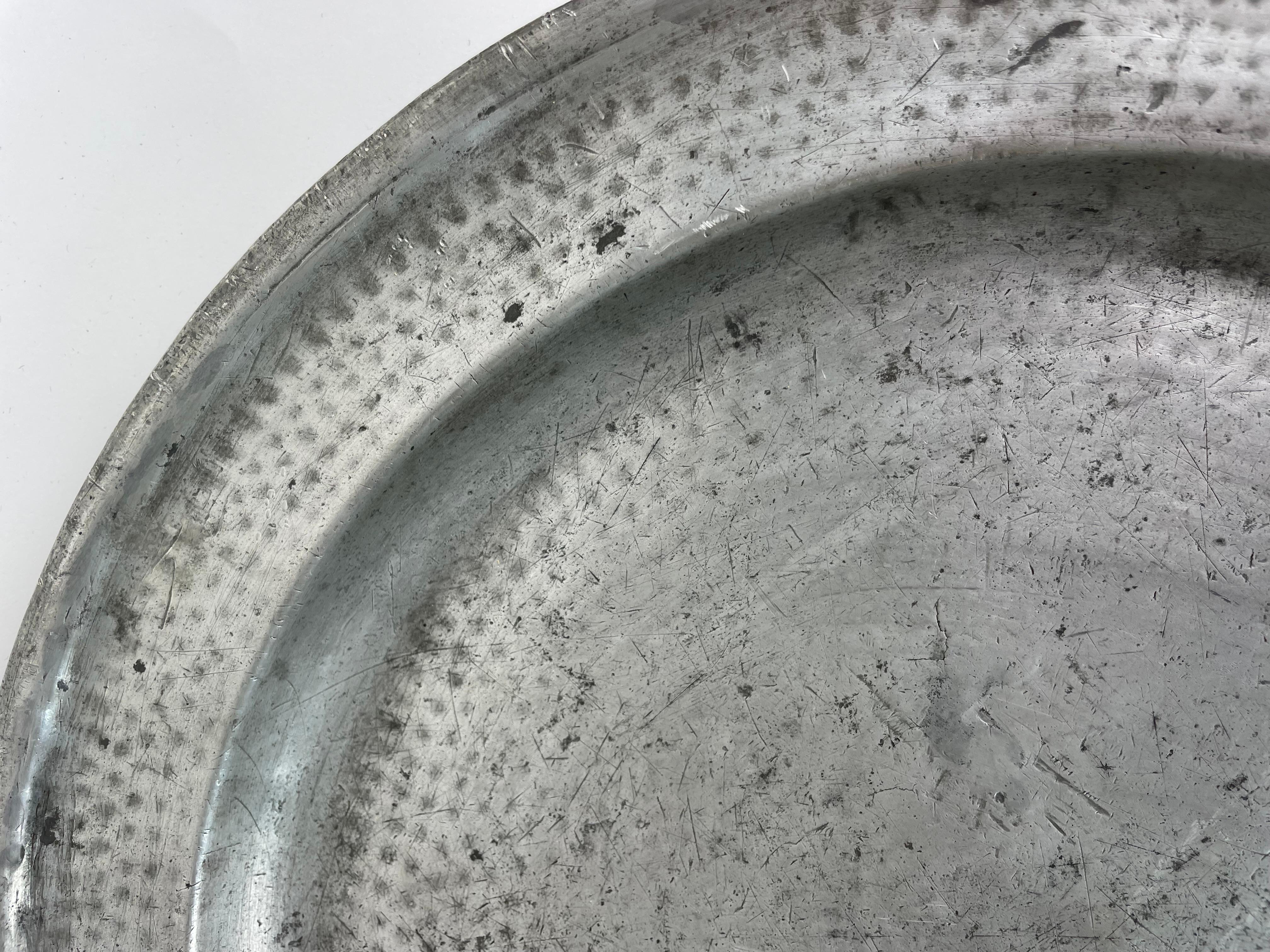 Plato grande y refinado de peltre gustaviano, finales del siglo XVIII Suecia Peltre