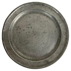 Plato grande y refinado de peltre gustaviano, finales del siglo XVIII Suecia