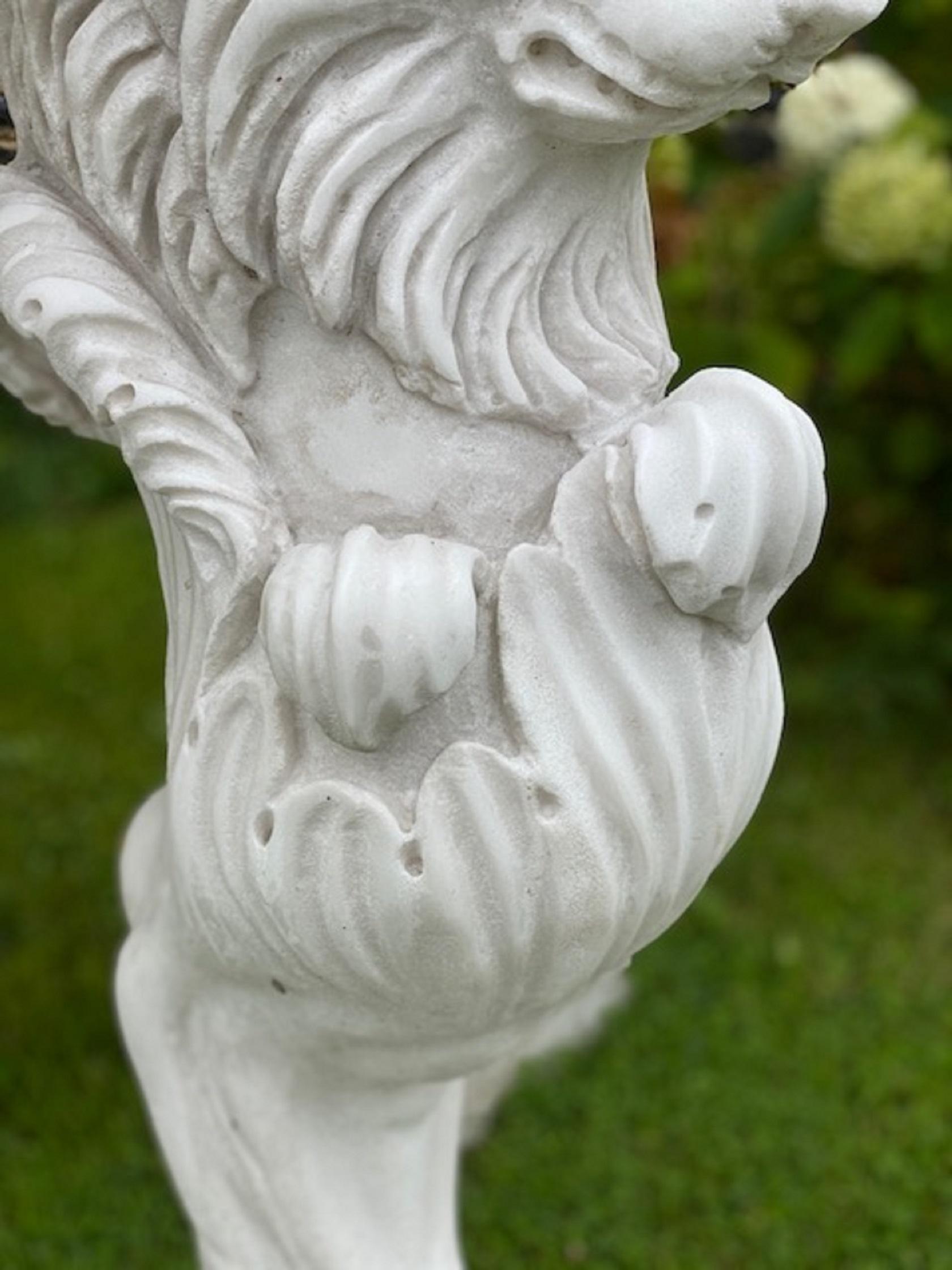 Marbre Grande table ronde et en marbre avec pieds en forme de lions, Italie en vente