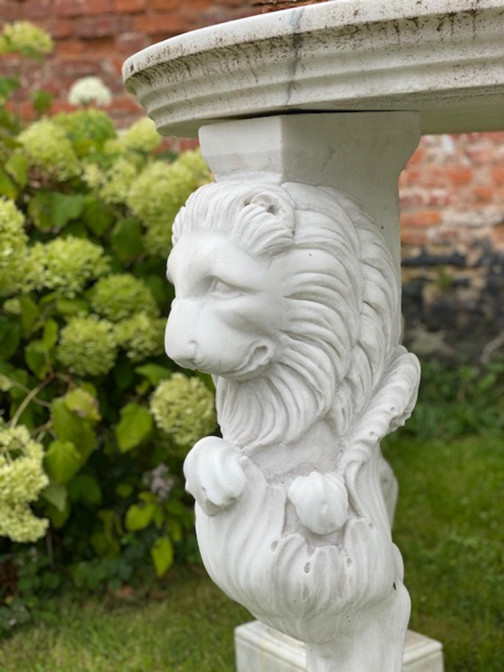 Großer und runder Marmortisch mit Löwenfüßen in Form von Löwen, Italien im Angebot 3