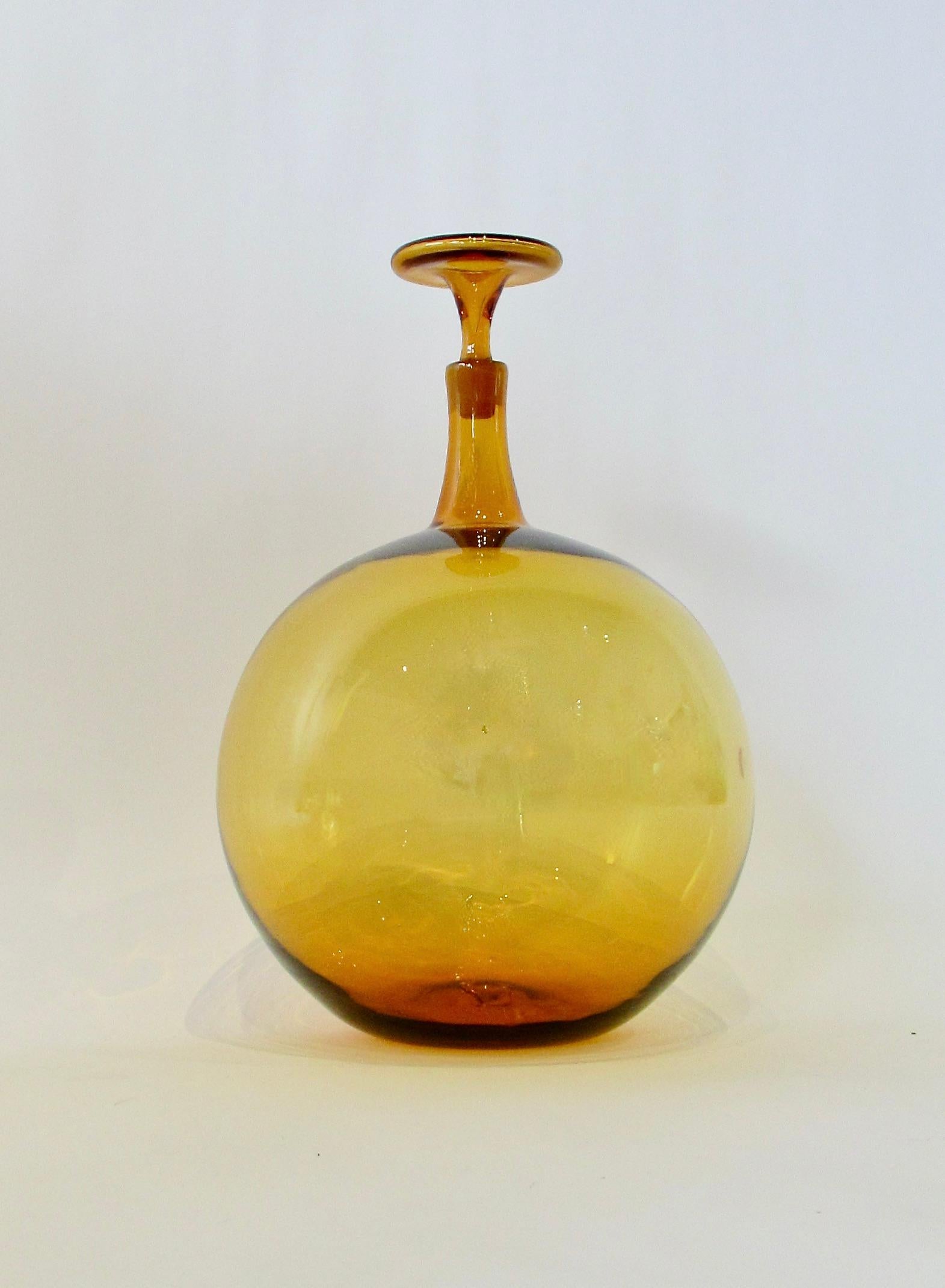 Grande et rare bouteille Blenko en forme de boule de couleur ambre avec bouchon 2