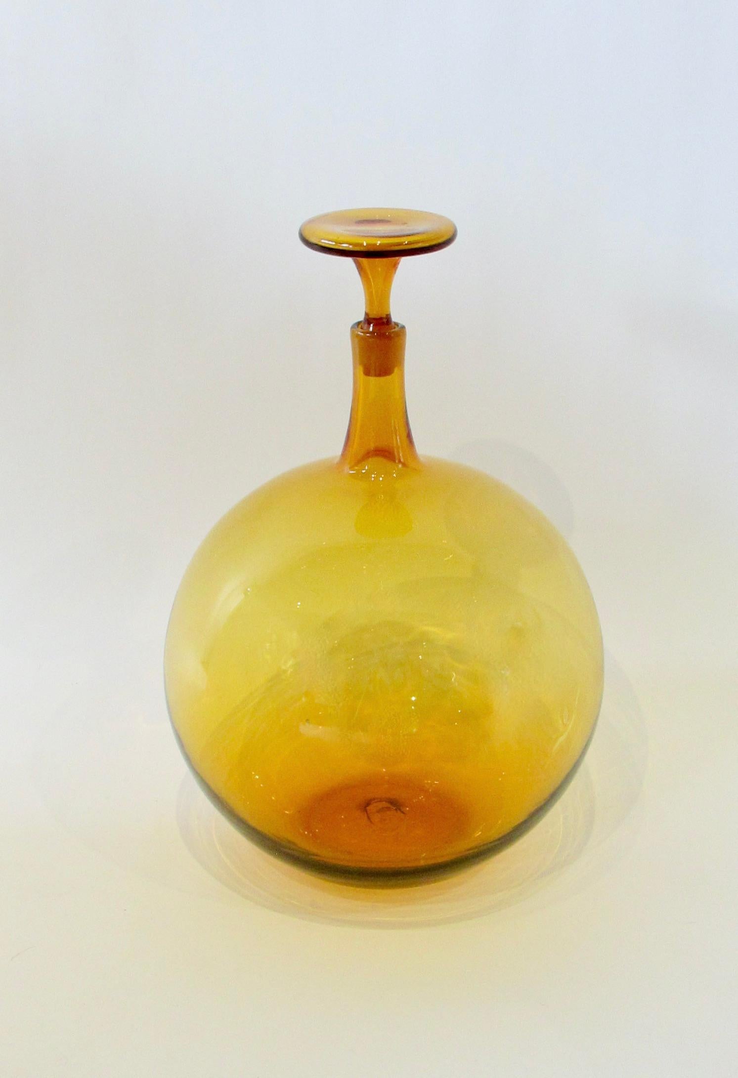 Mid-Century Modern Grande et rare bouteille Blenko en forme de boule de couleur ambre avec bouchon