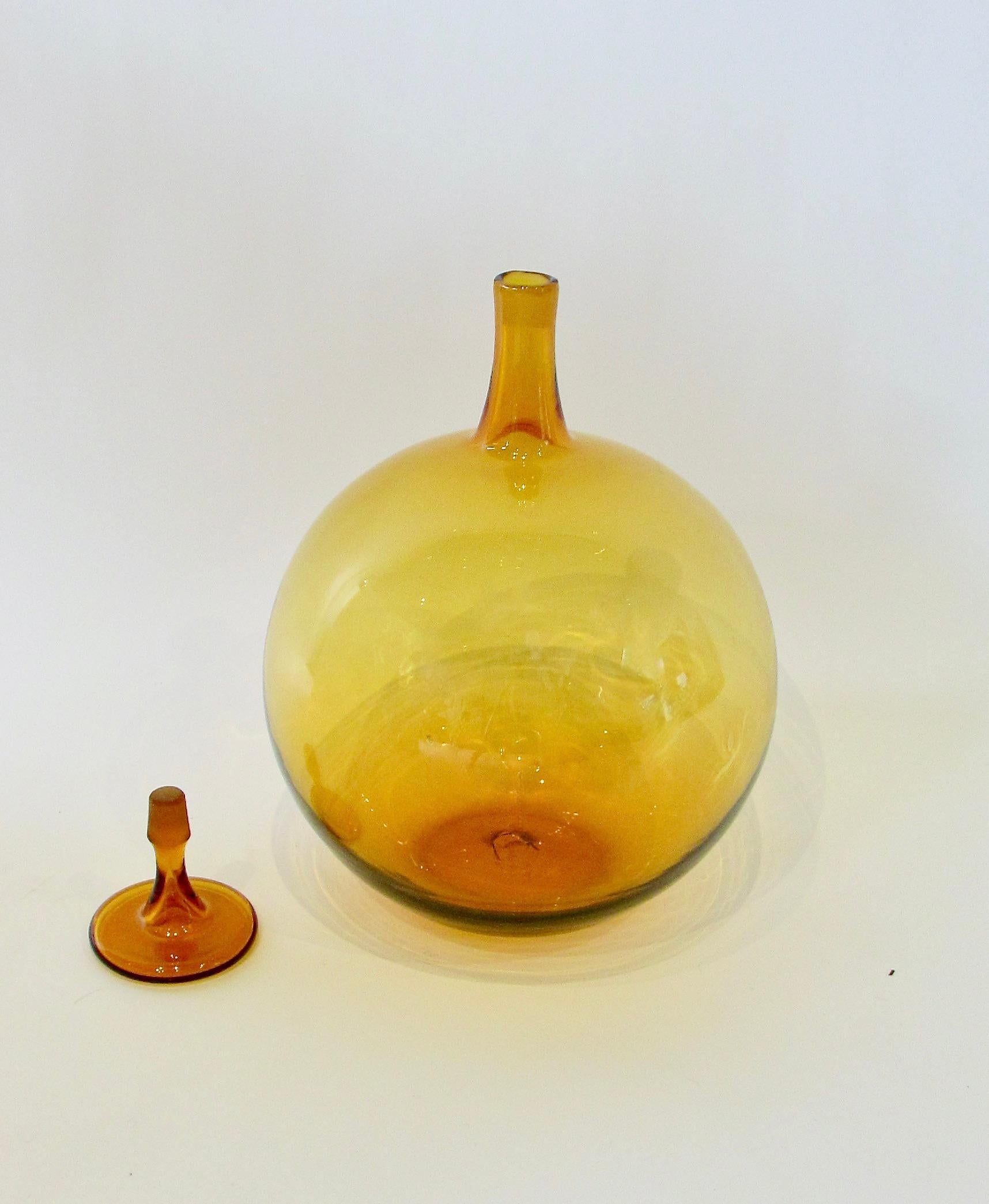 Américain Grande et rare bouteille Blenko en forme de boule de couleur ambre avec bouchon