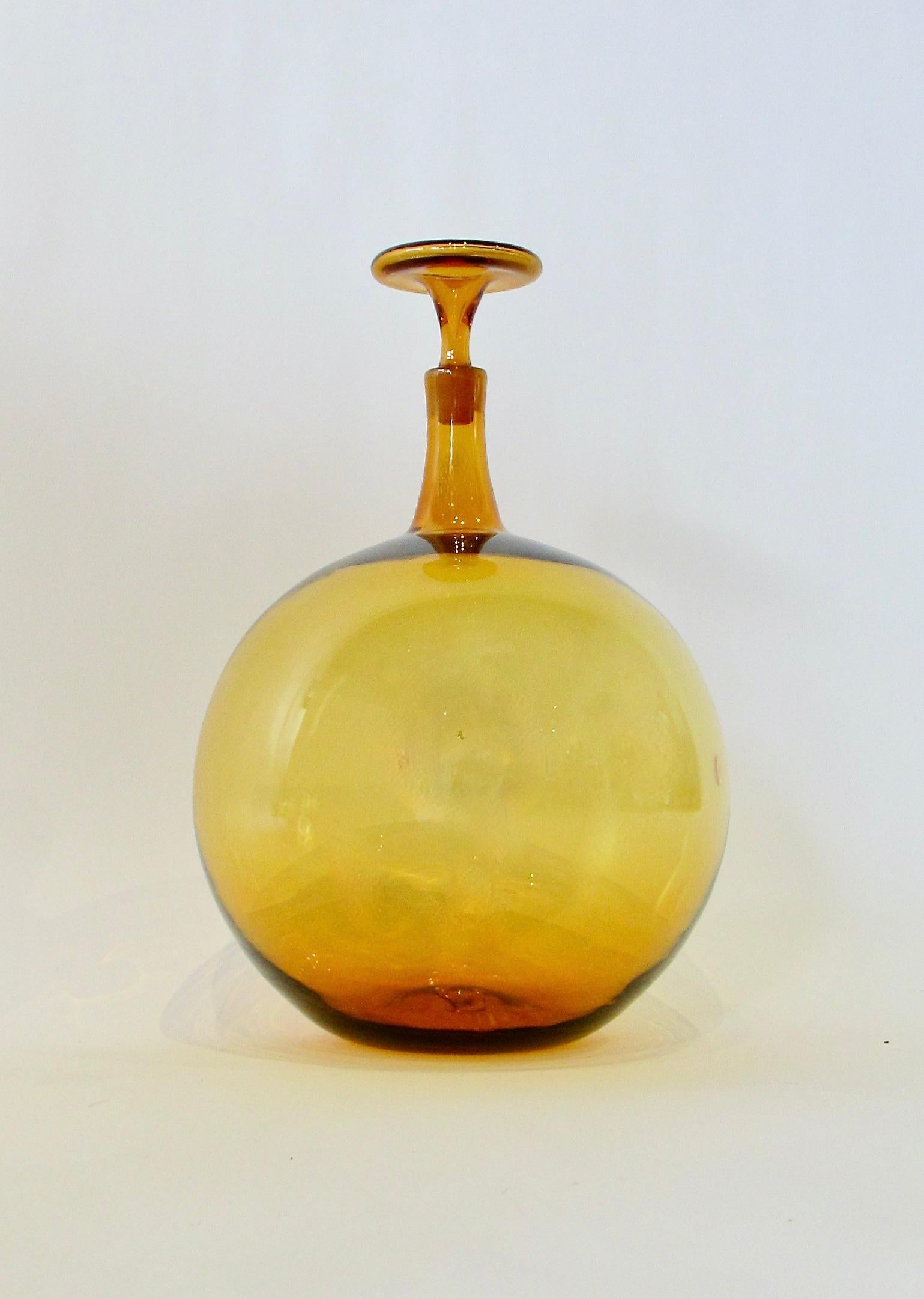 Große und seltene bernsteinfarbene kugelförmige Blenko-Flaschenflasche mit Stopfen im Zustand „Gut“ in Ferndale, MI