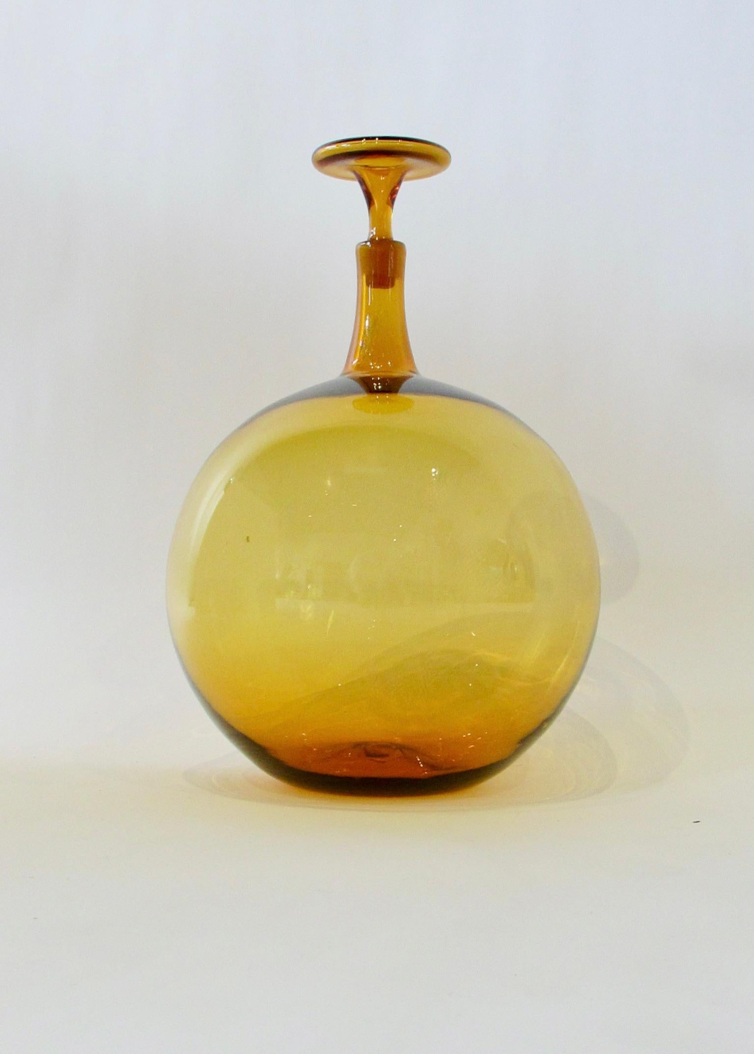 20ième siècle Grande et rare bouteille Blenko en forme de boule de couleur ambre avec bouchon