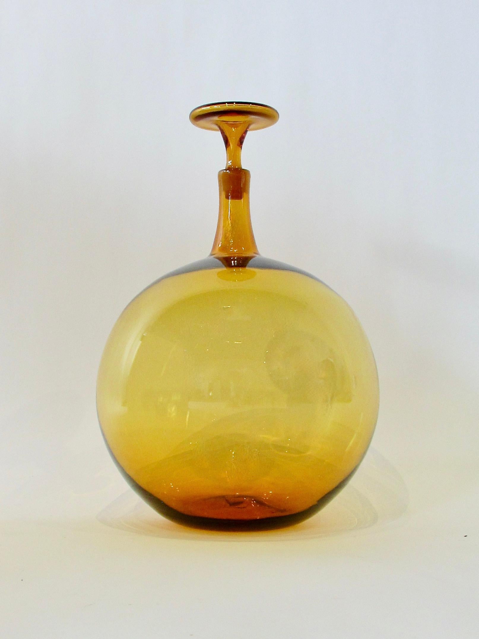 Grande et rare bouteille Blenko en forme de boule de couleur ambre avec bouchon 1