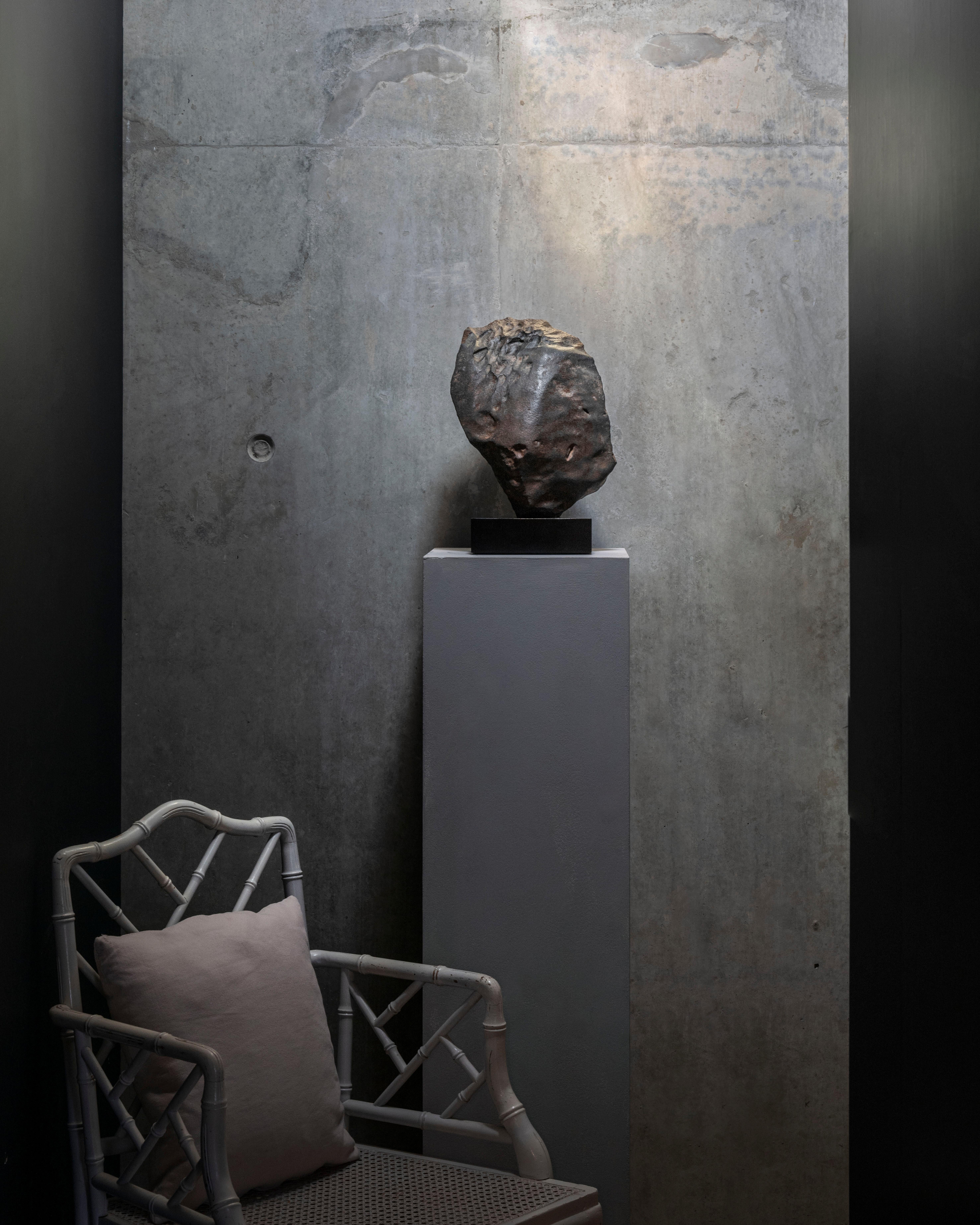 
Questa meteorite condrografica di grandi dimensioni, caratterizzata da impressionanti impronte di pollice (regmaglypts) e da una superficie lucente, è una scultura naturale rara e orientata proveniente dallo spazio. La sua forma canonica e i