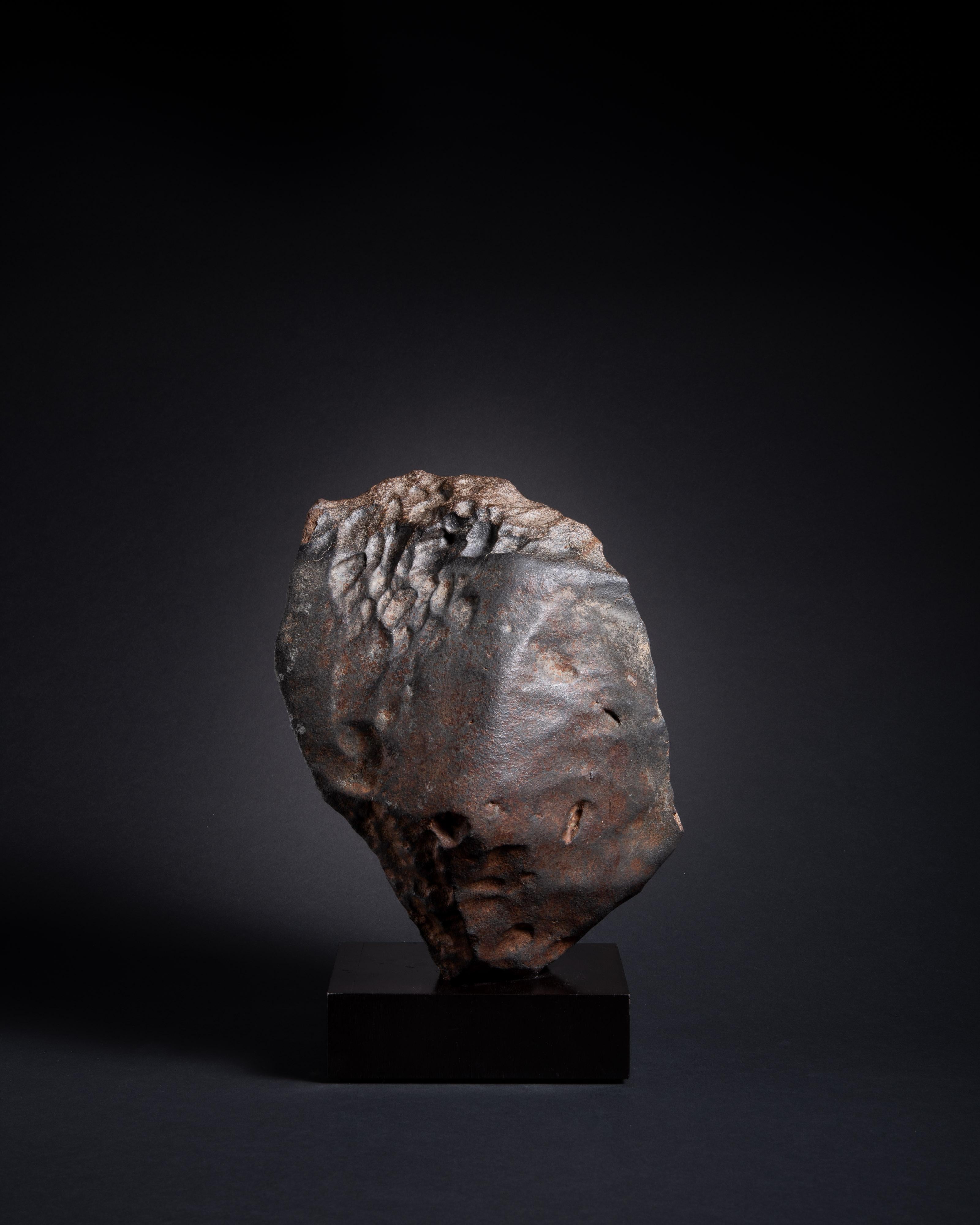 Minimalismo Meteorite pietrosa di grandi dimensioni e scultorea in vendita