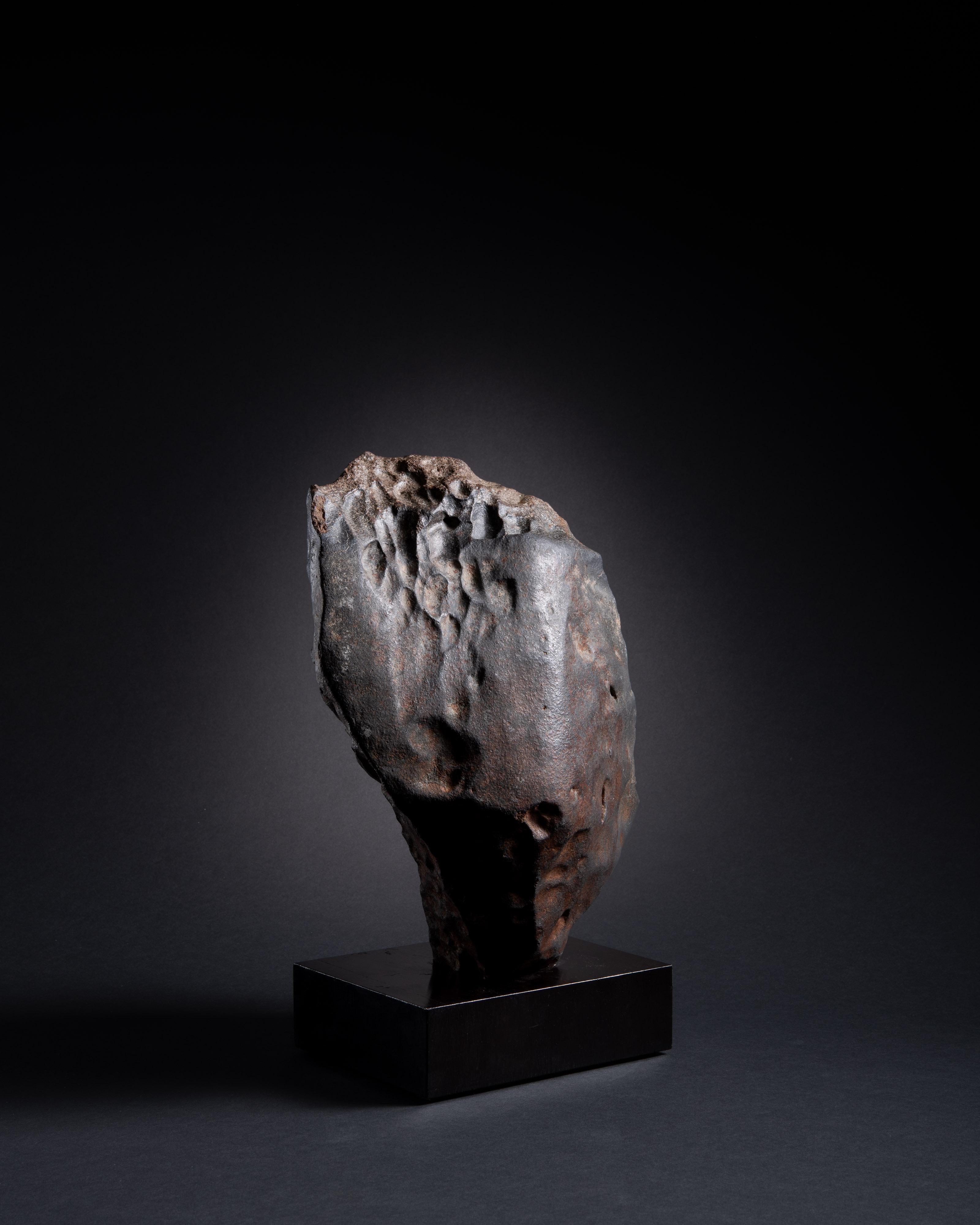 Marocchino Meteorite pietrosa di grandi dimensioni e scultorea in vendita