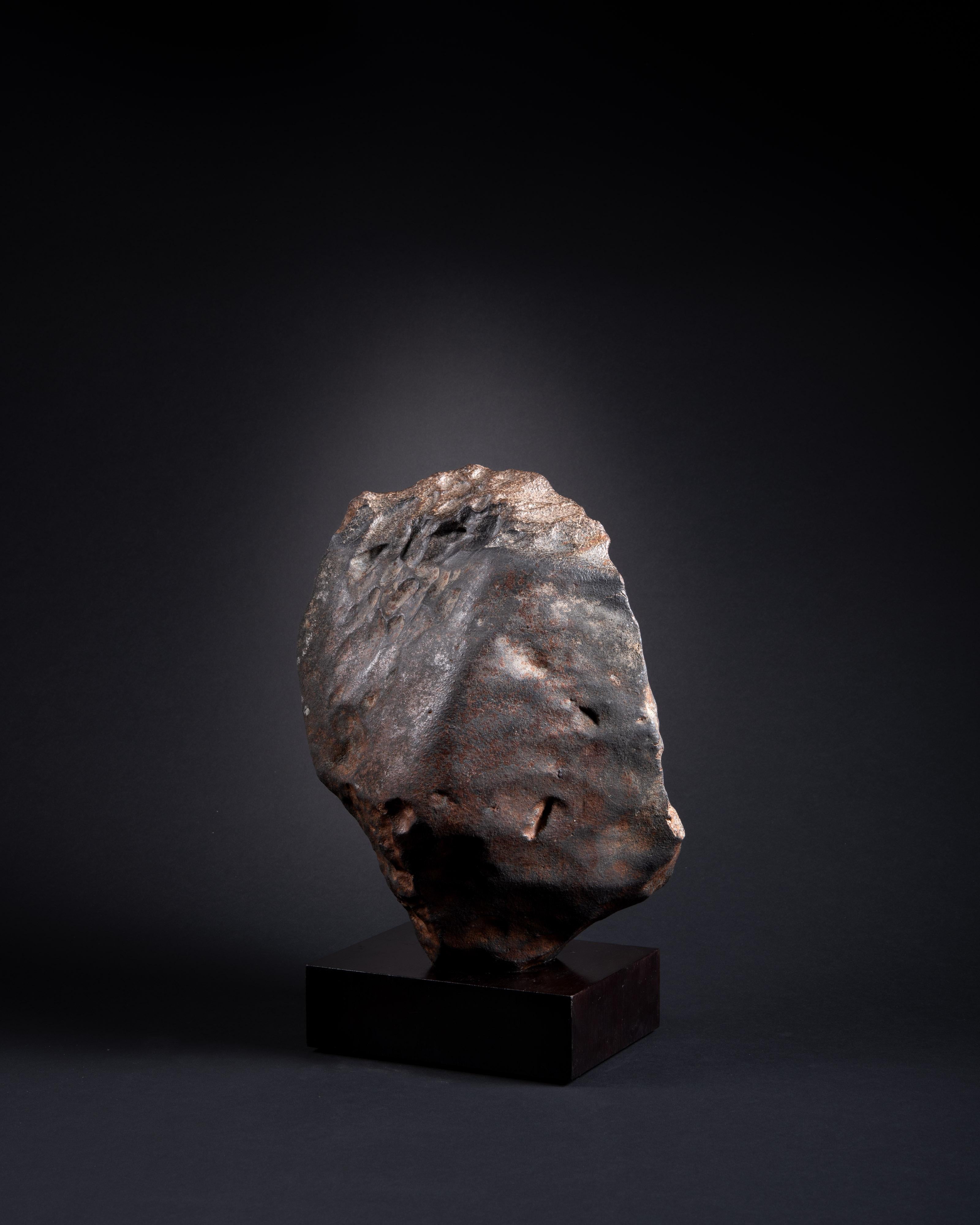 Meteorite pietrosa di grandi dimensioni e scultorea In condizioni ottime in vendita a London, GB