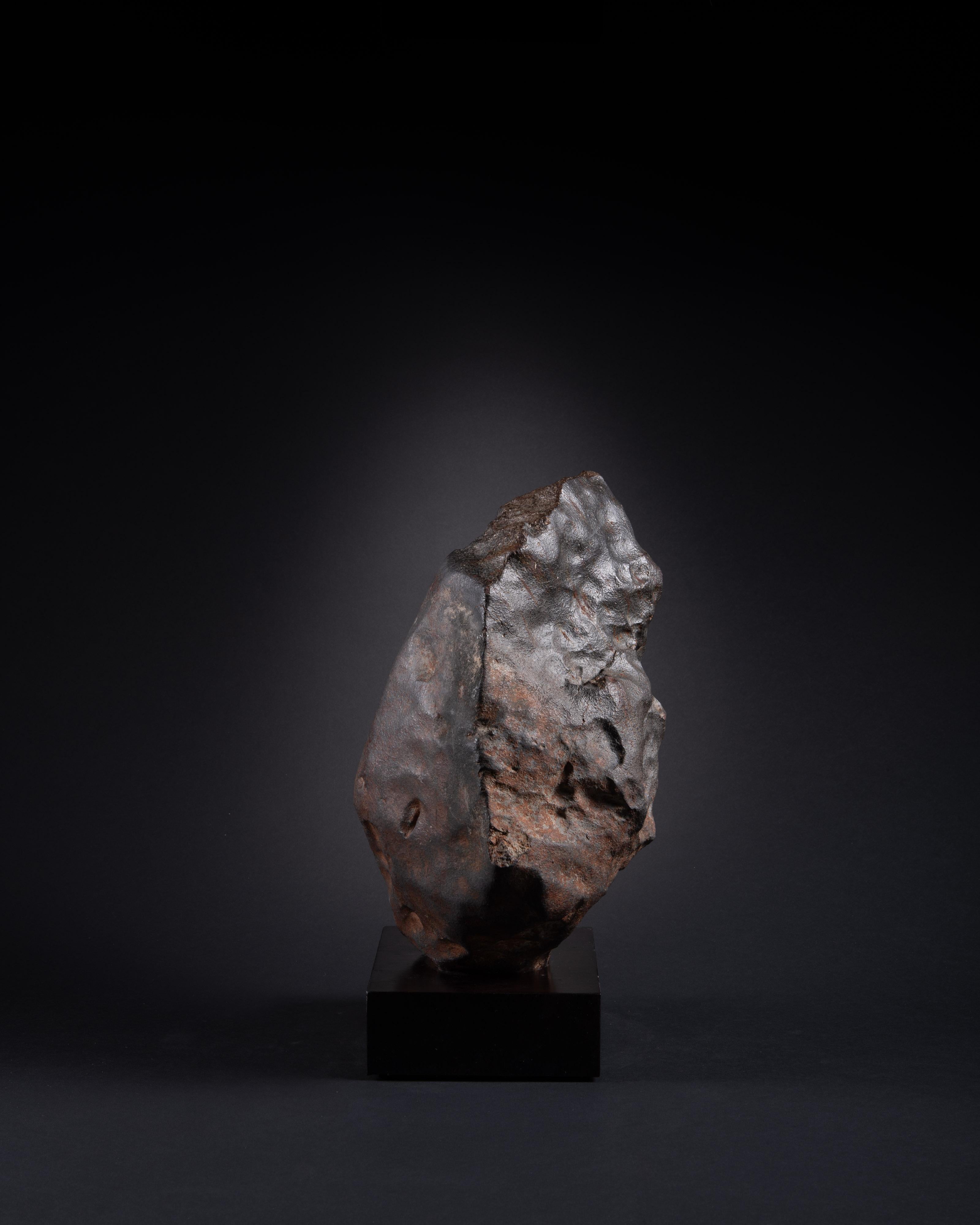 Fino al XVIII secolo Meteorite pietrosa di grandi dimensioni e scultorea in vendita