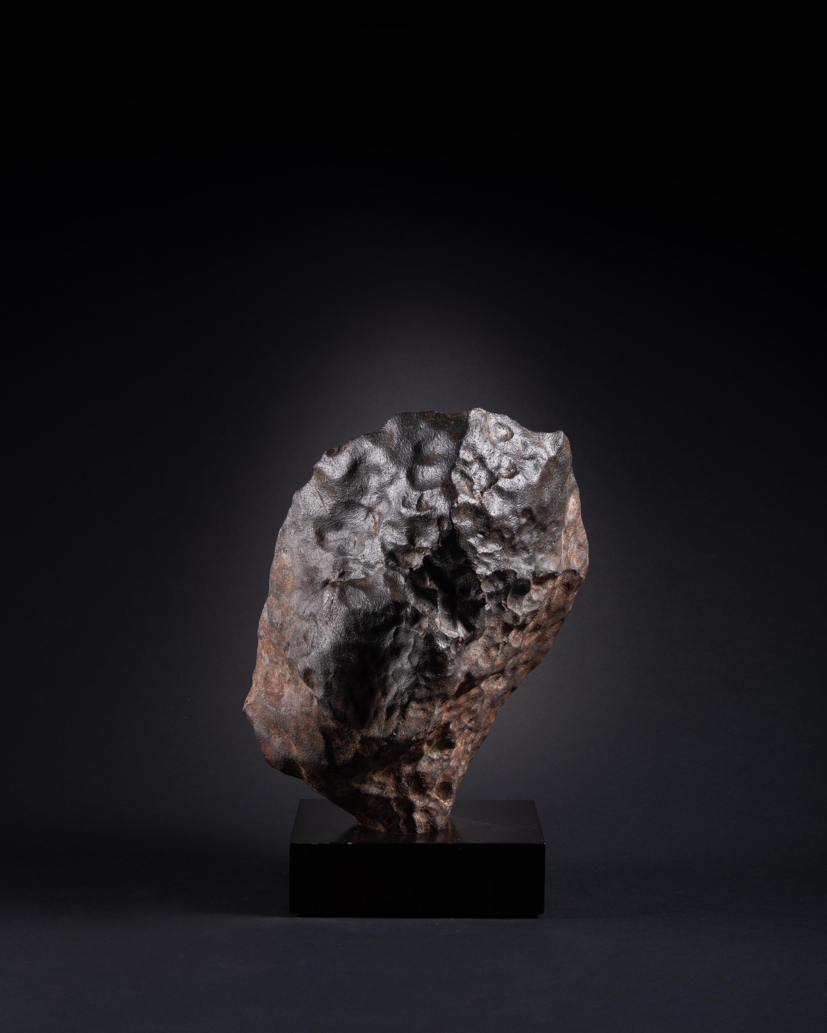 Pietra Meteorite pietrosa di grandi dimensioni e scultorea in vendita