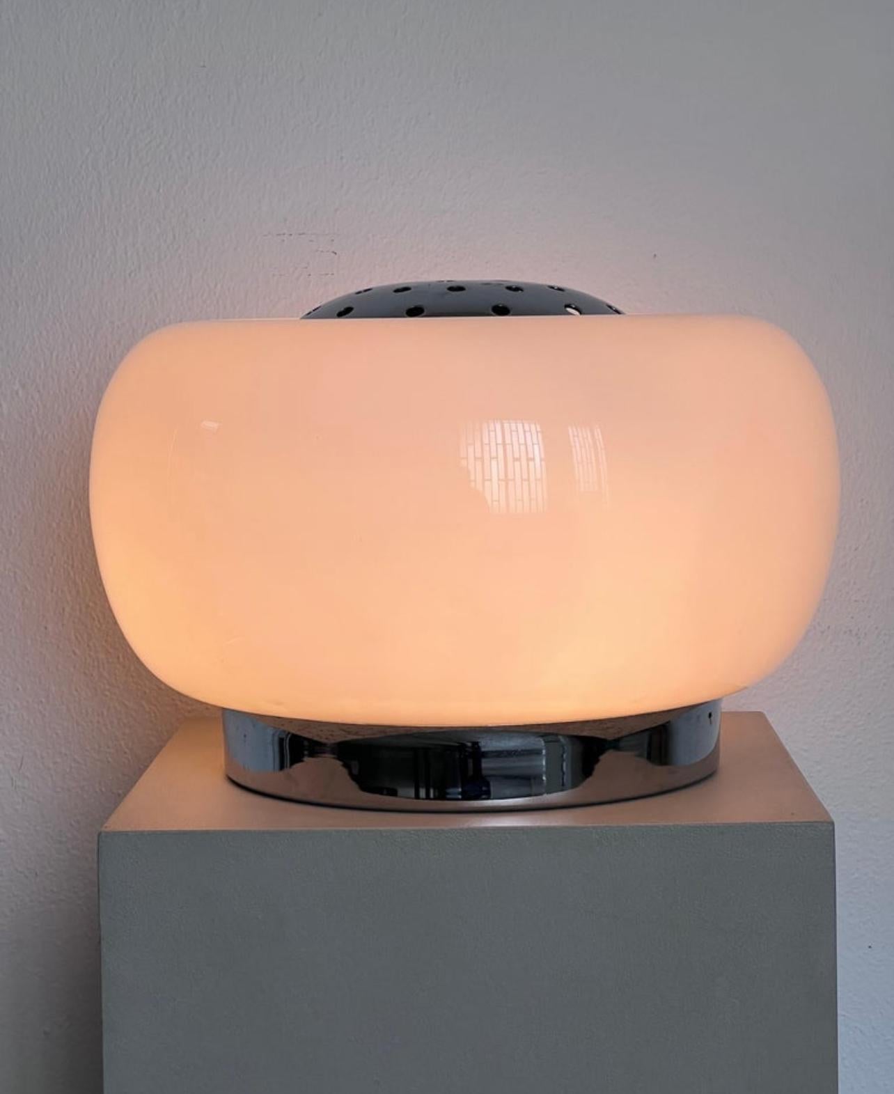Fine XX secolo Grande e scultoreo  Lampada da tavolo vintage italiana in vetro opalino, anni '70 in vendita