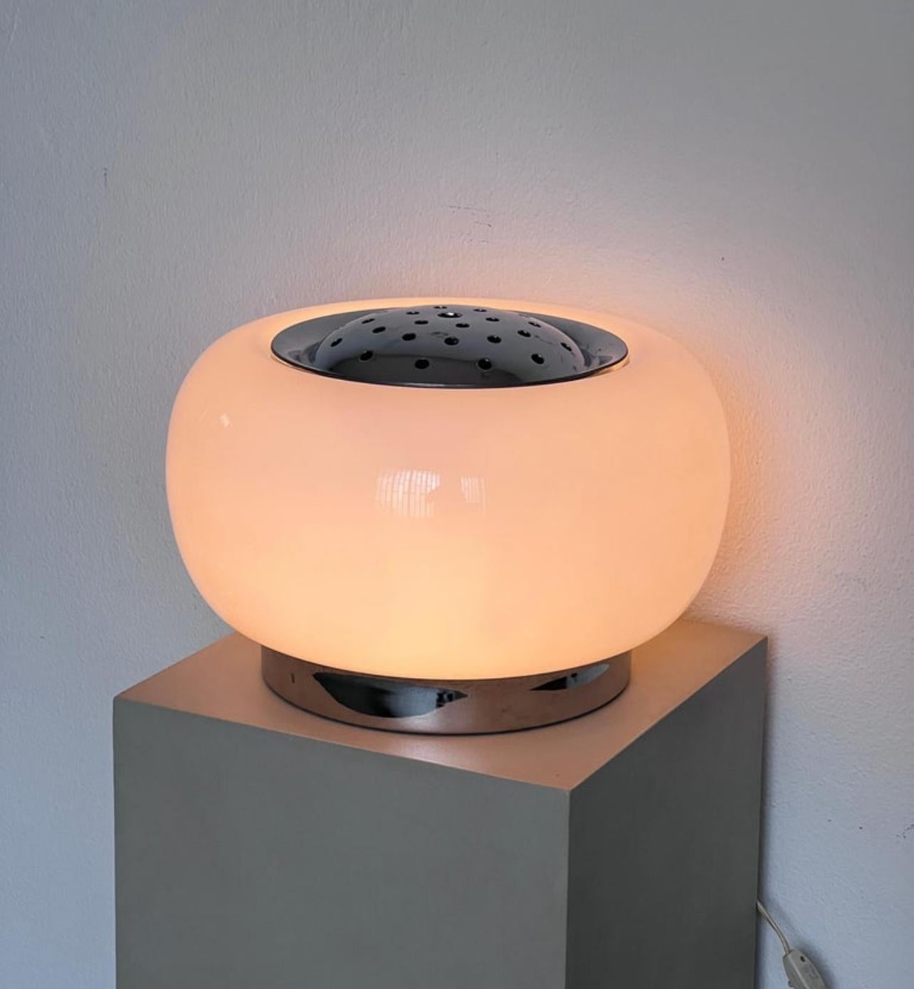 Metallo Grande e scultoreo  Lampada da tavolo vintage italiana in vetro opalino, anni '70 in vendita