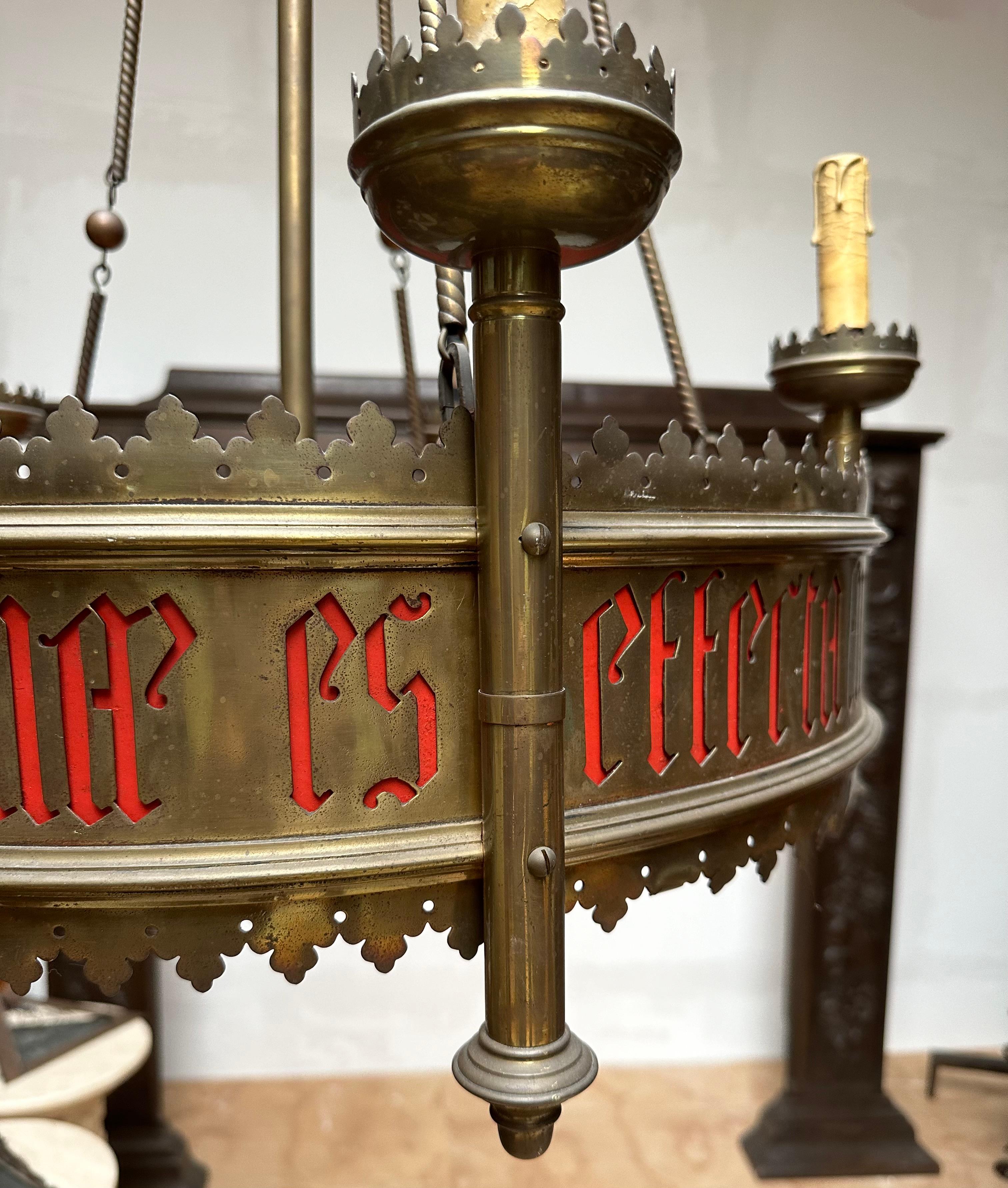Großer und auffälliger antiker Fackel-Kronleuchter aus Bronze und Messing im gotischen Revival-Stil im Angebot 2