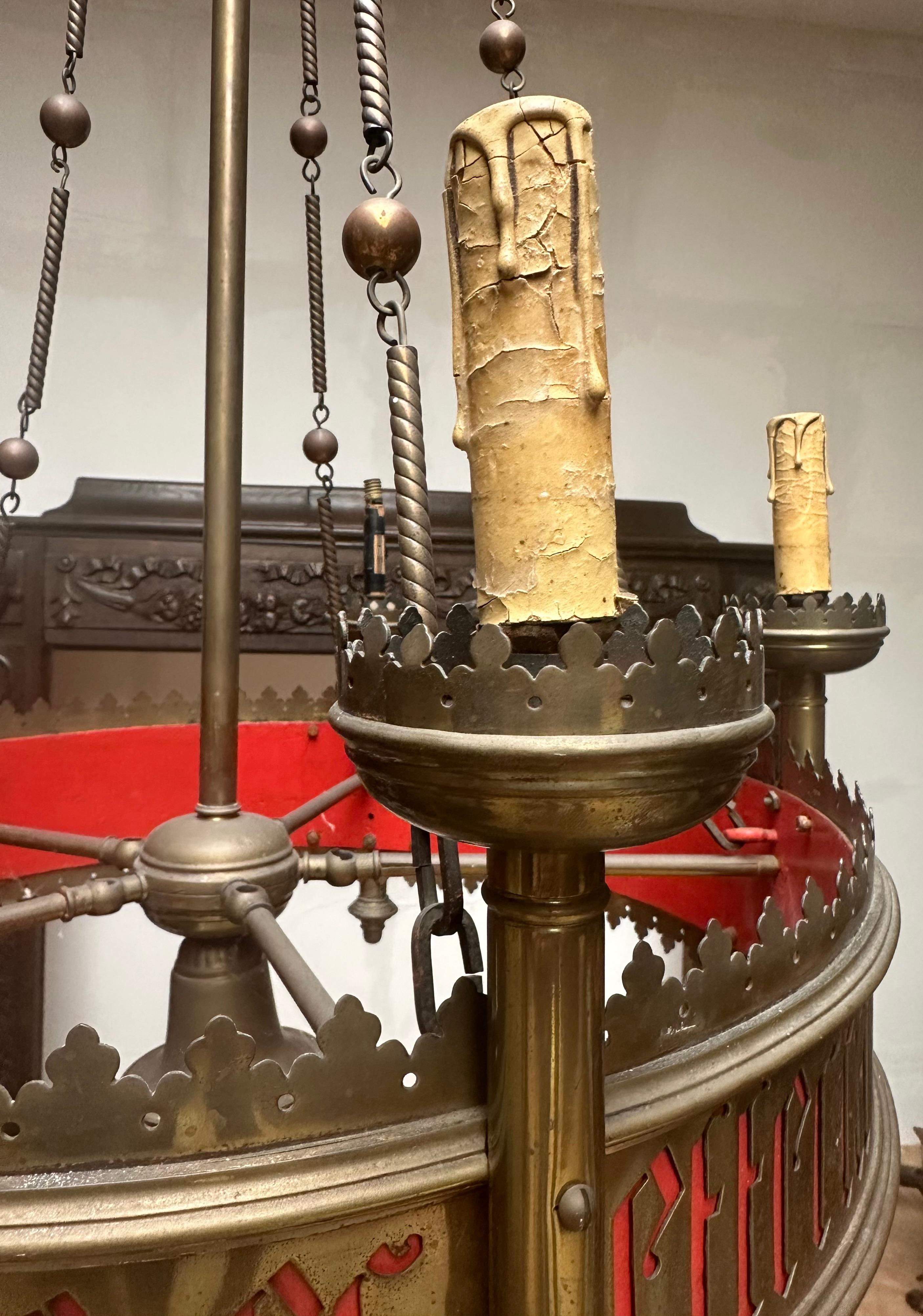 Großer und auffälliger antiker Fackel-Kronleuchter aus Bronze und Messing im gotischen Revival-Stil im Angebot 3