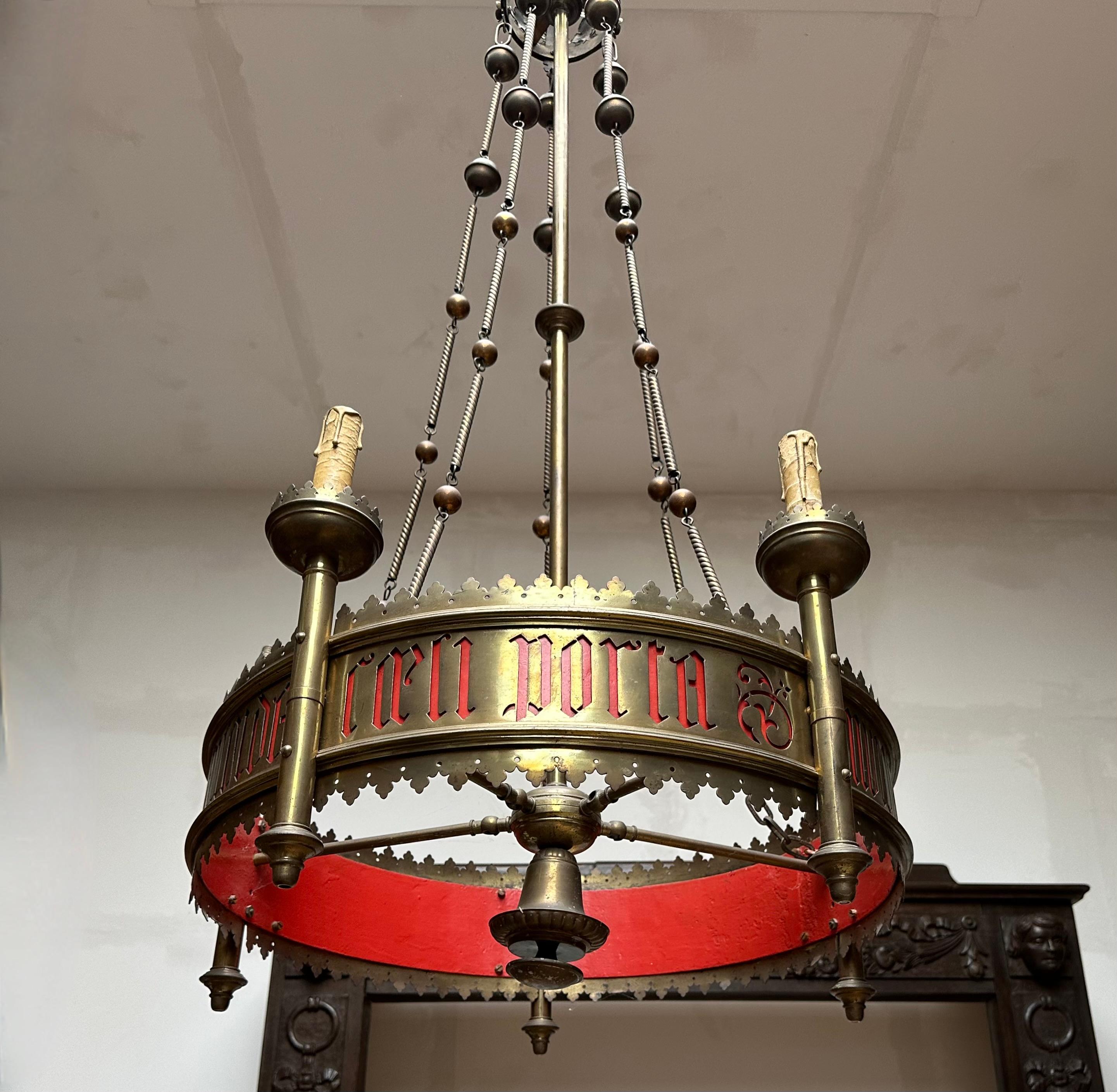 Großer und auffälliger antiker Fackel-Kronleuchter aus Bronze und Messing im gotischen Revival-Stil im Angebot 9