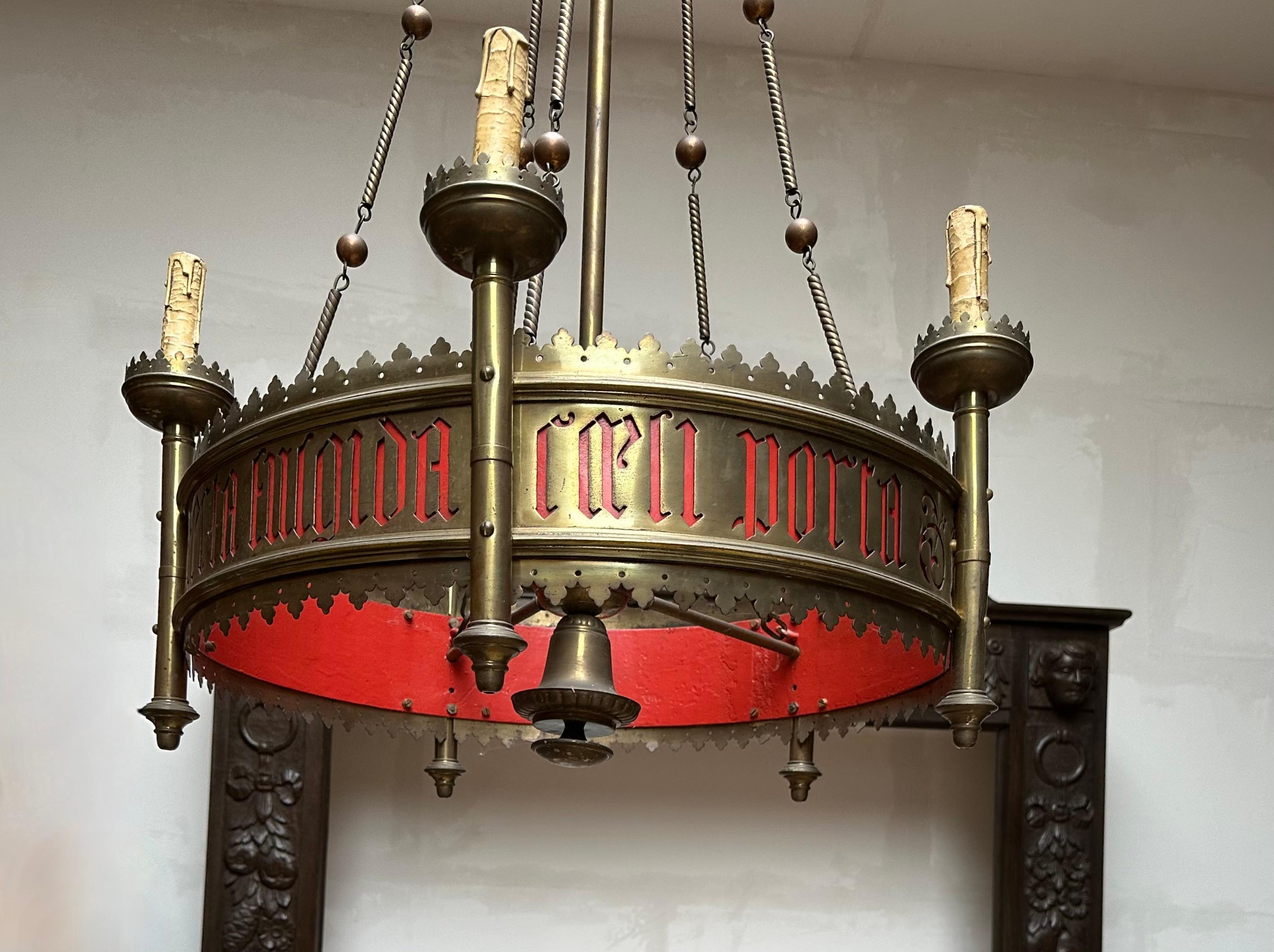 Großer und auffälliger antiker Fackel-Kronleuchter aus Bronze und Messing im gotischen Revival-Stil im Angebot 10