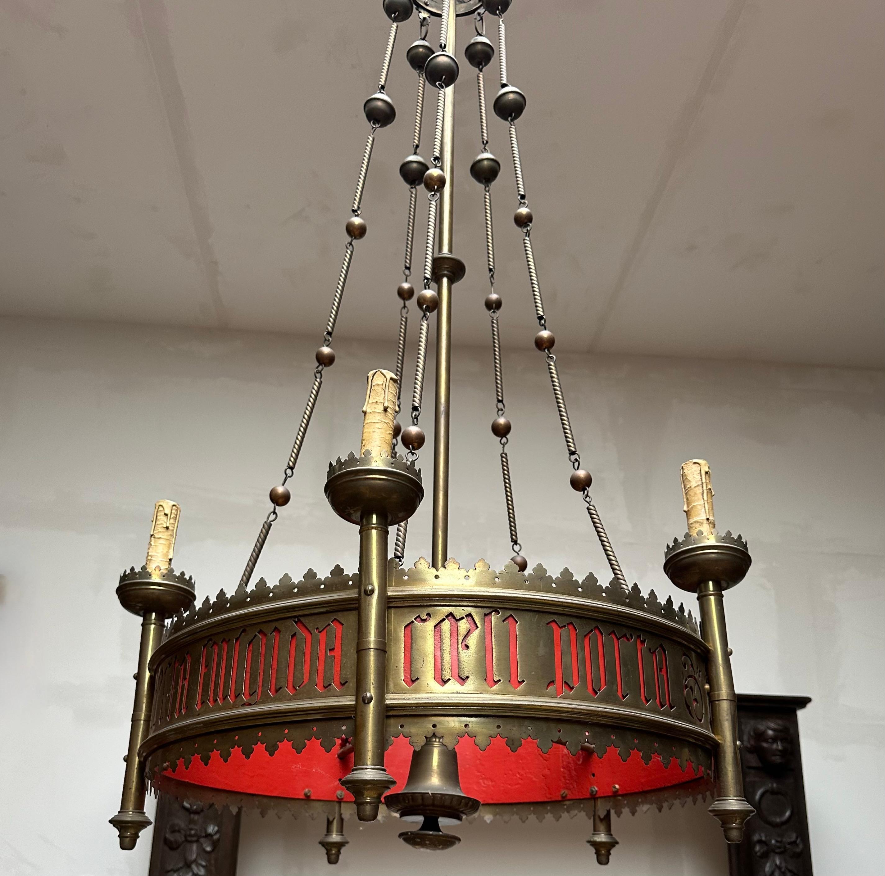 Großer und auffälliger antiker Fackel-Kronleuchter aus Bronze und Messing im gotischen Revival-Stil im Angebot 11
