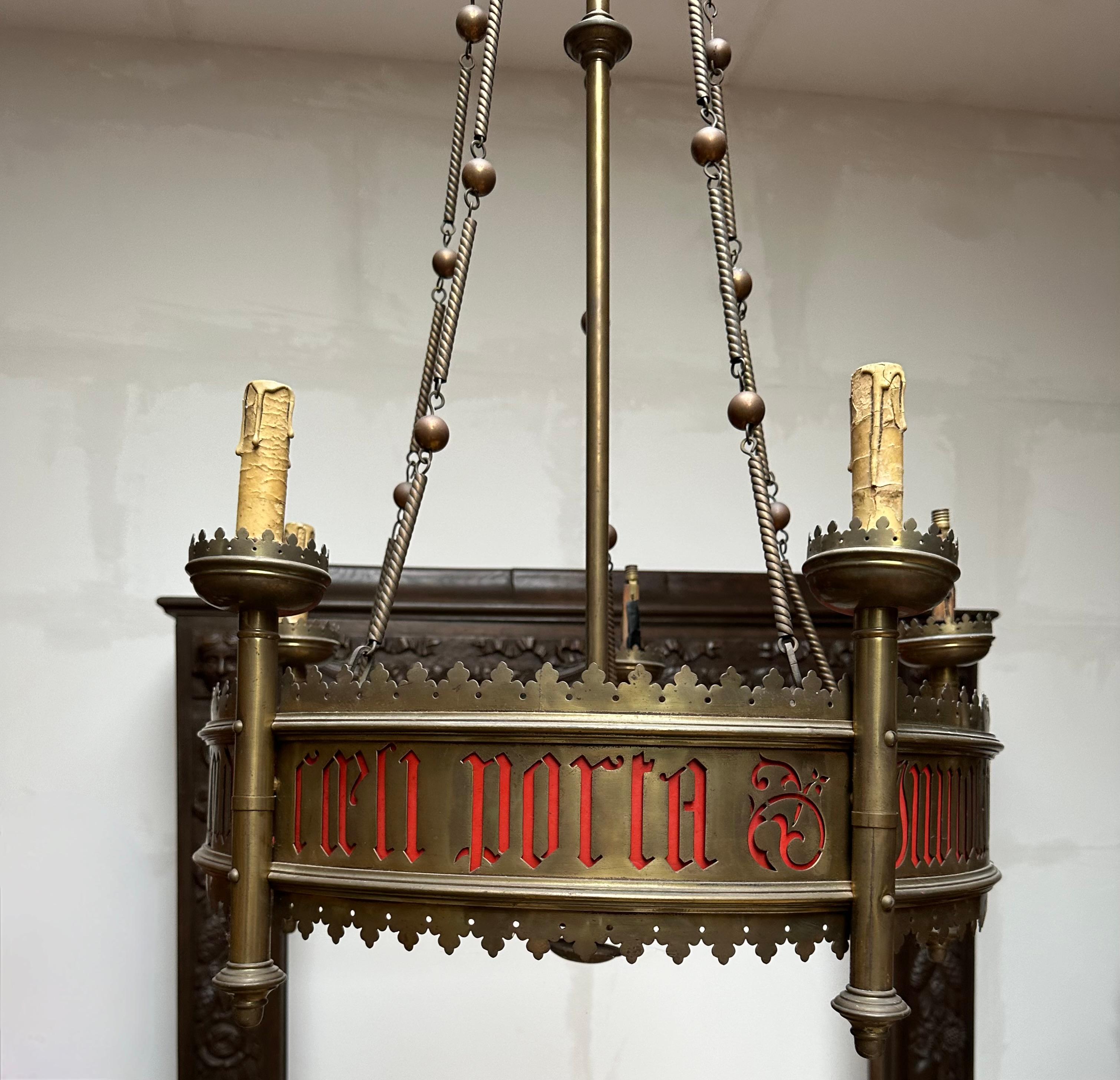 Großer und auffälliger antiker Fackel-Kronleuchter aus Bronze und Messing im gotischen Revival-Stil im Angebot 12