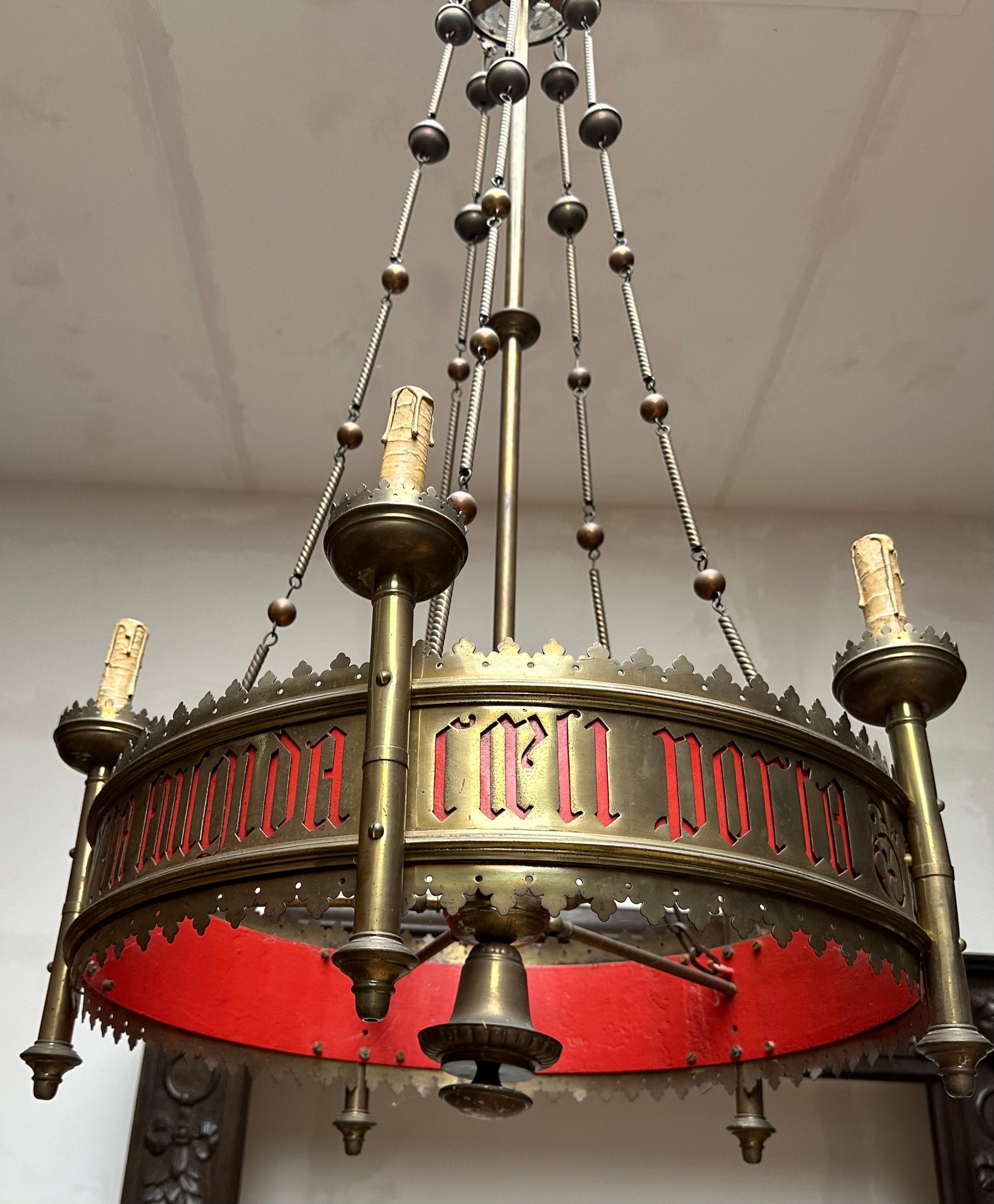 Großer und auffälliger antiker Fackel-Kronleuchter aus Bronze und Messing im gotischen Revival-Stil (Neugotik) im Angebot