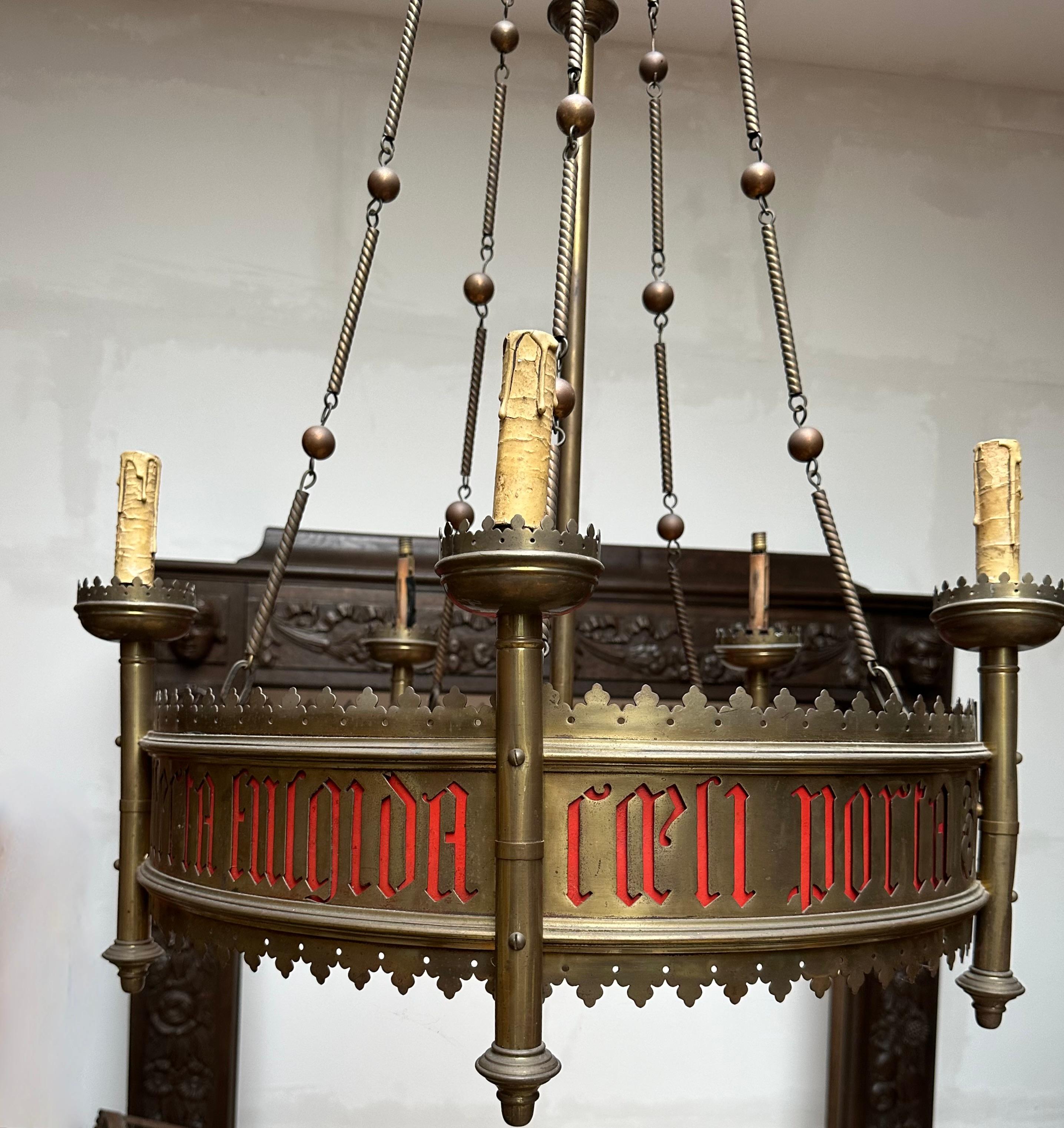 Großer und auffälliger antiker Fackel-Kronleuchter aus Bronze und Messing im gotischen Revival-Stil (Französisch) im Angebot