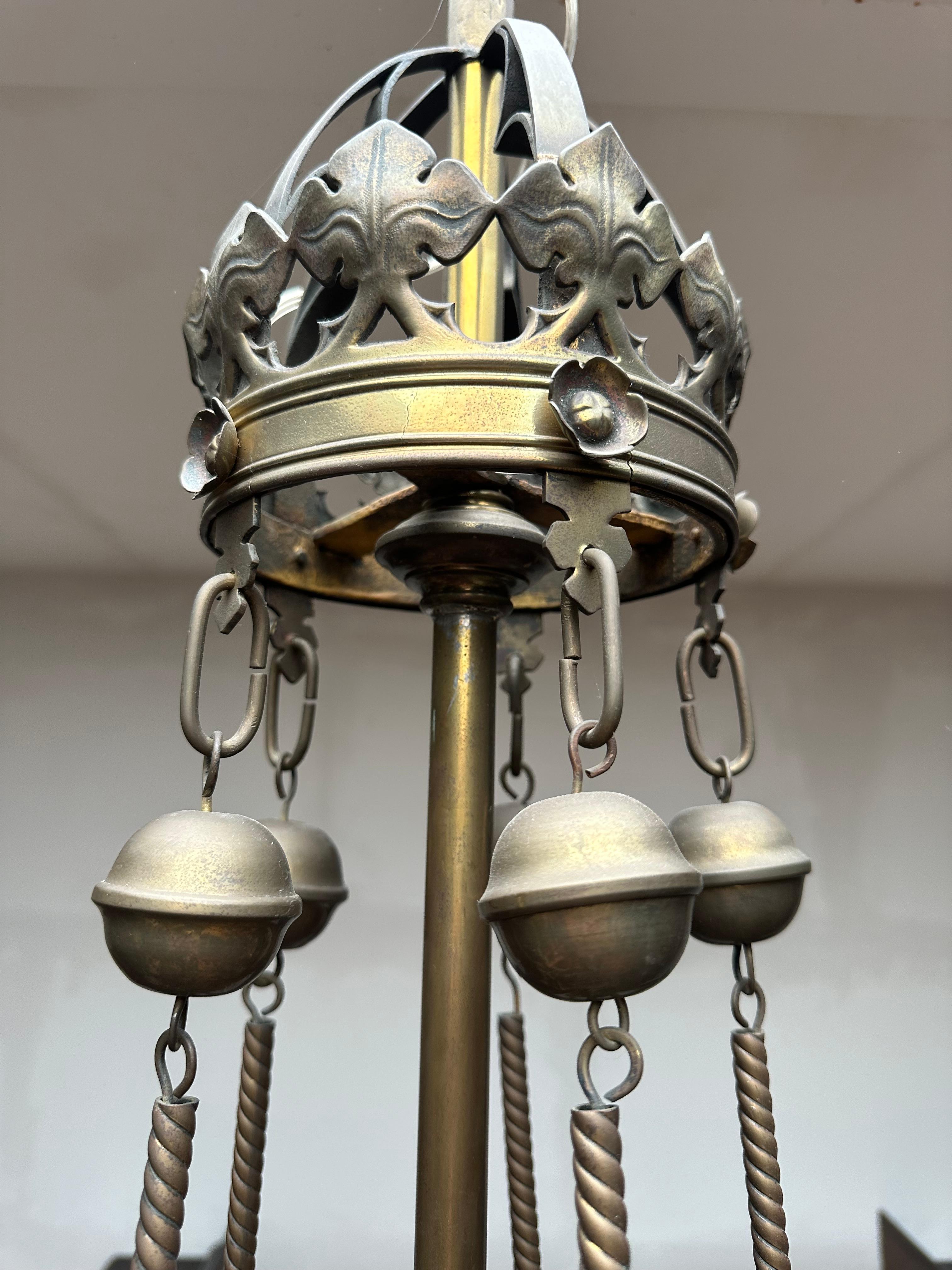 Großer und auffälliger antiker Fackel-Kronleuchter aus Bronze und Messing im gotischen Revival-Stil (Gemalt) im Angebot