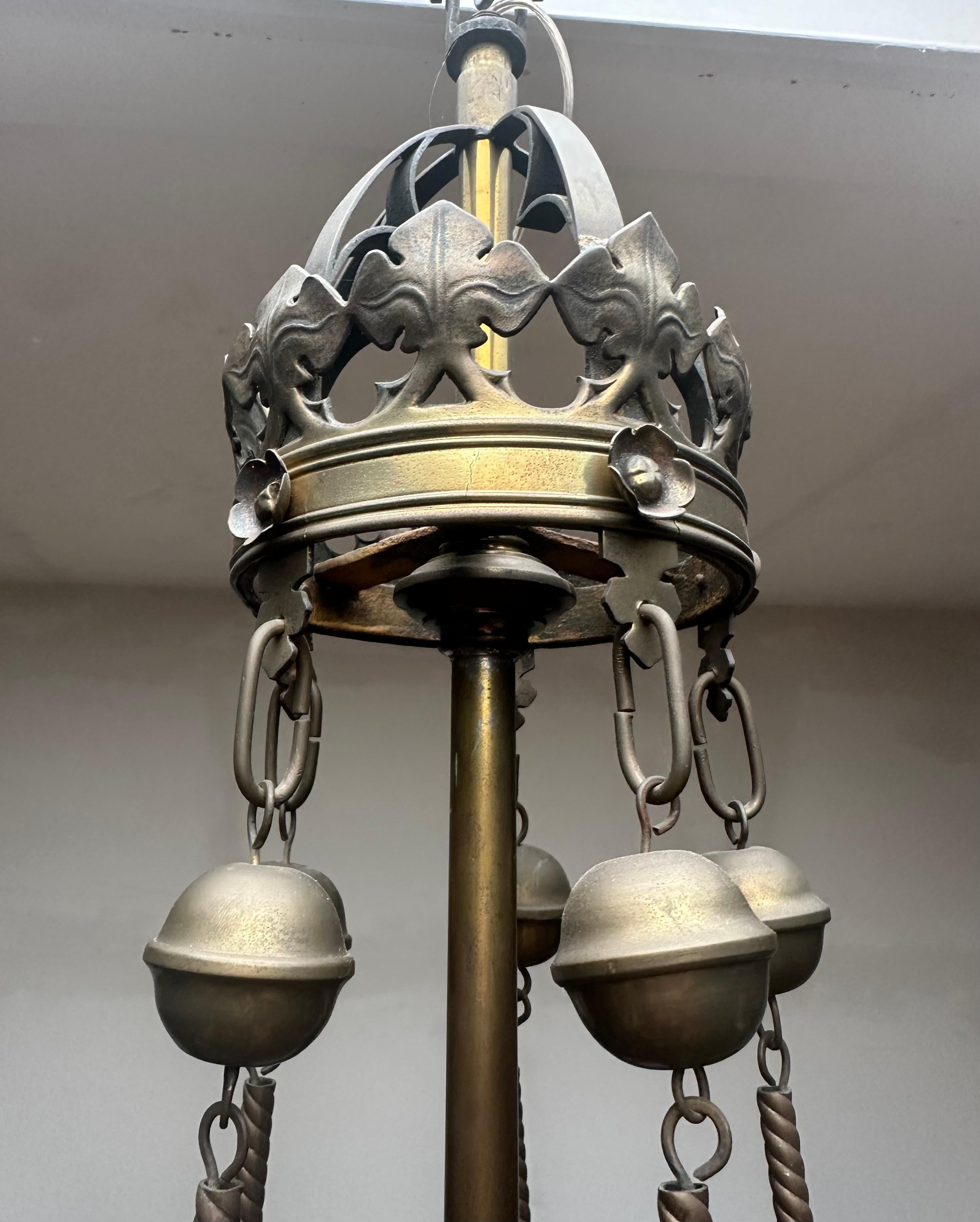 Großer und auffälliger antiker Fackel-Kronleuchter aus Bronze und Messing im gotischen Revival-Stil im Zustand „Gut“ im Angebot in Lisse, NL