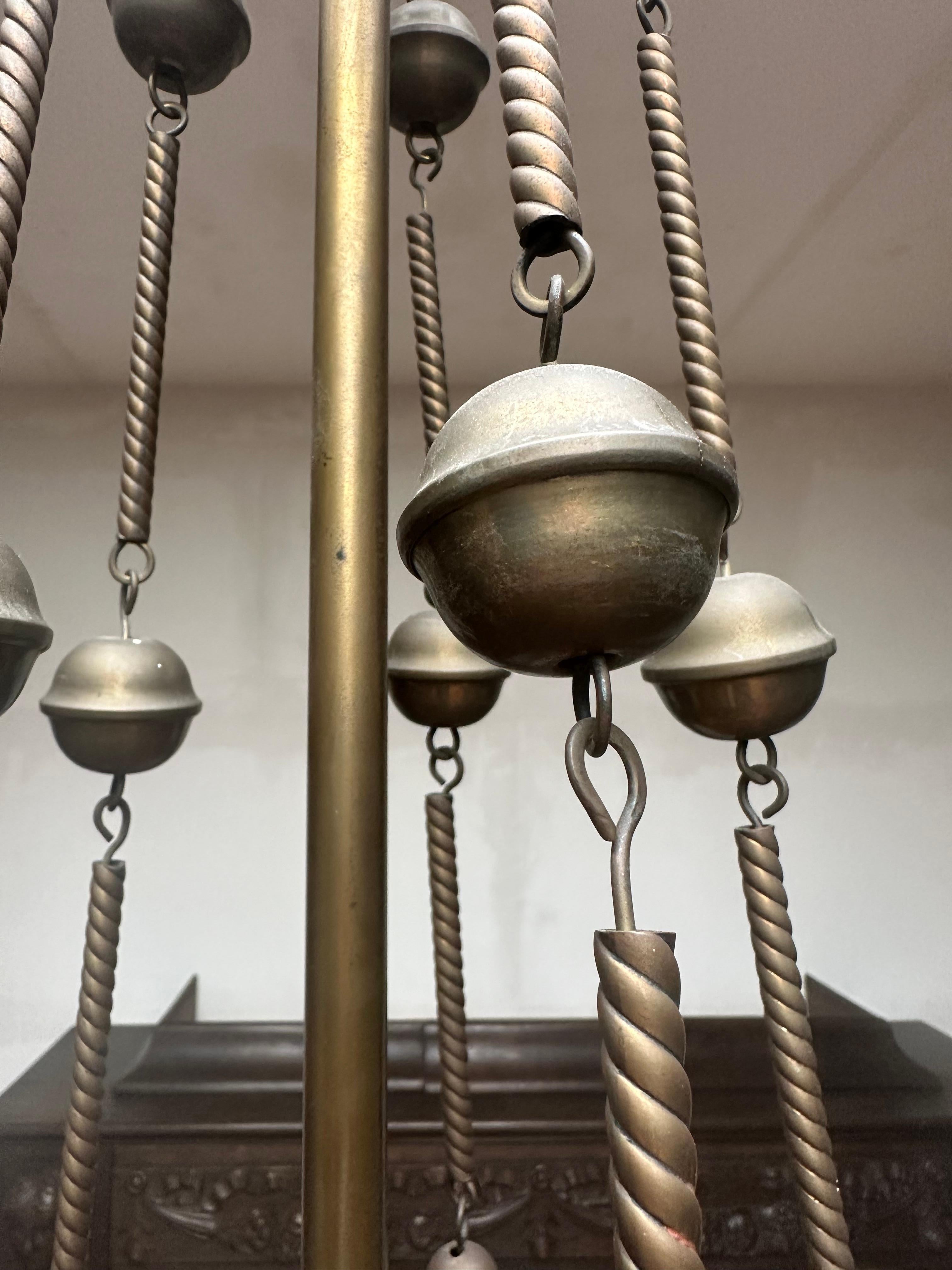 Großer und auffälliger antiker Fackel-Kronleuchter aus Bronze und Messing im gotischen Revival-Stil (19. Jahrhundert) im Angebot
