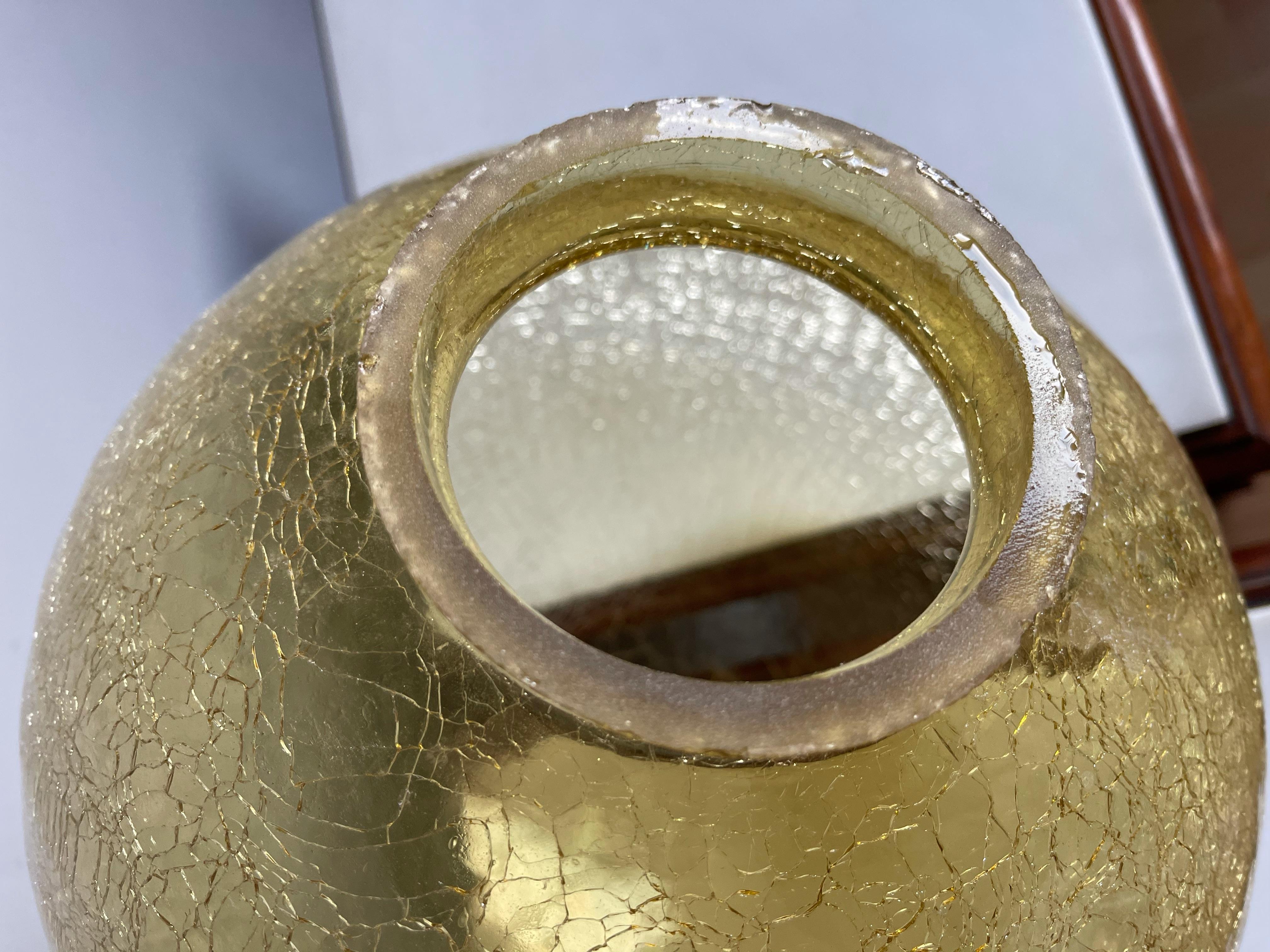 Grande e sorprendente lampada a sospensione in vetro ambrato crepato con struttura in ferro del Medioevo in vendita 7