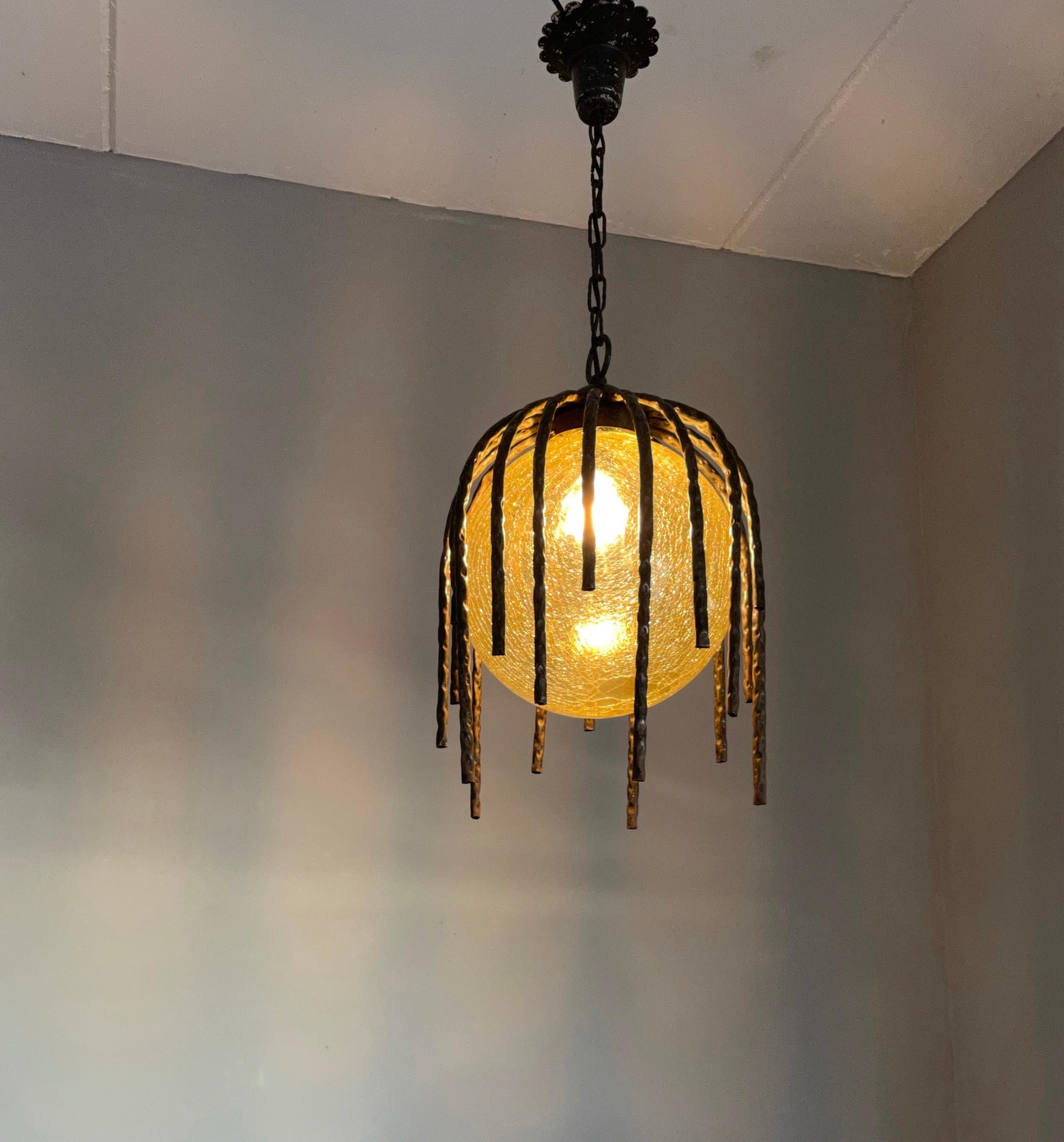 Apparecchio di illuminazione in ferro battuto e vetro dal design organico, risalente alla metà del secolo scorso.

Questo ciondolo di ottima fattura, risalente alla metà del XX secolo, è un'altra delle nostre recenti scoperte. Essendo