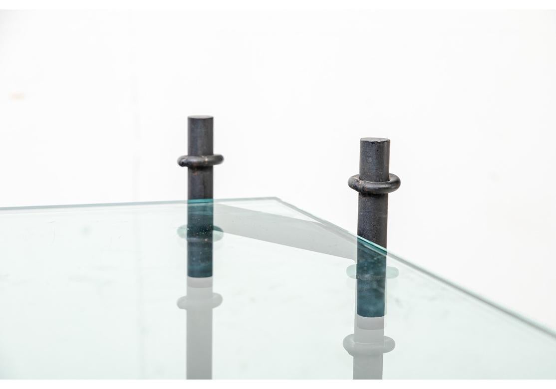 In lackiertem schwarzem Metall und mit einem frischen stilisierten Faux Bamboo Design hat dieser Cocktailtisch eine wunderbare durchsichtige Qualität, die besonders in ROOMS mit Bodenbelägen oder Teppichen nützlich ist, die durch die dicke doppelt