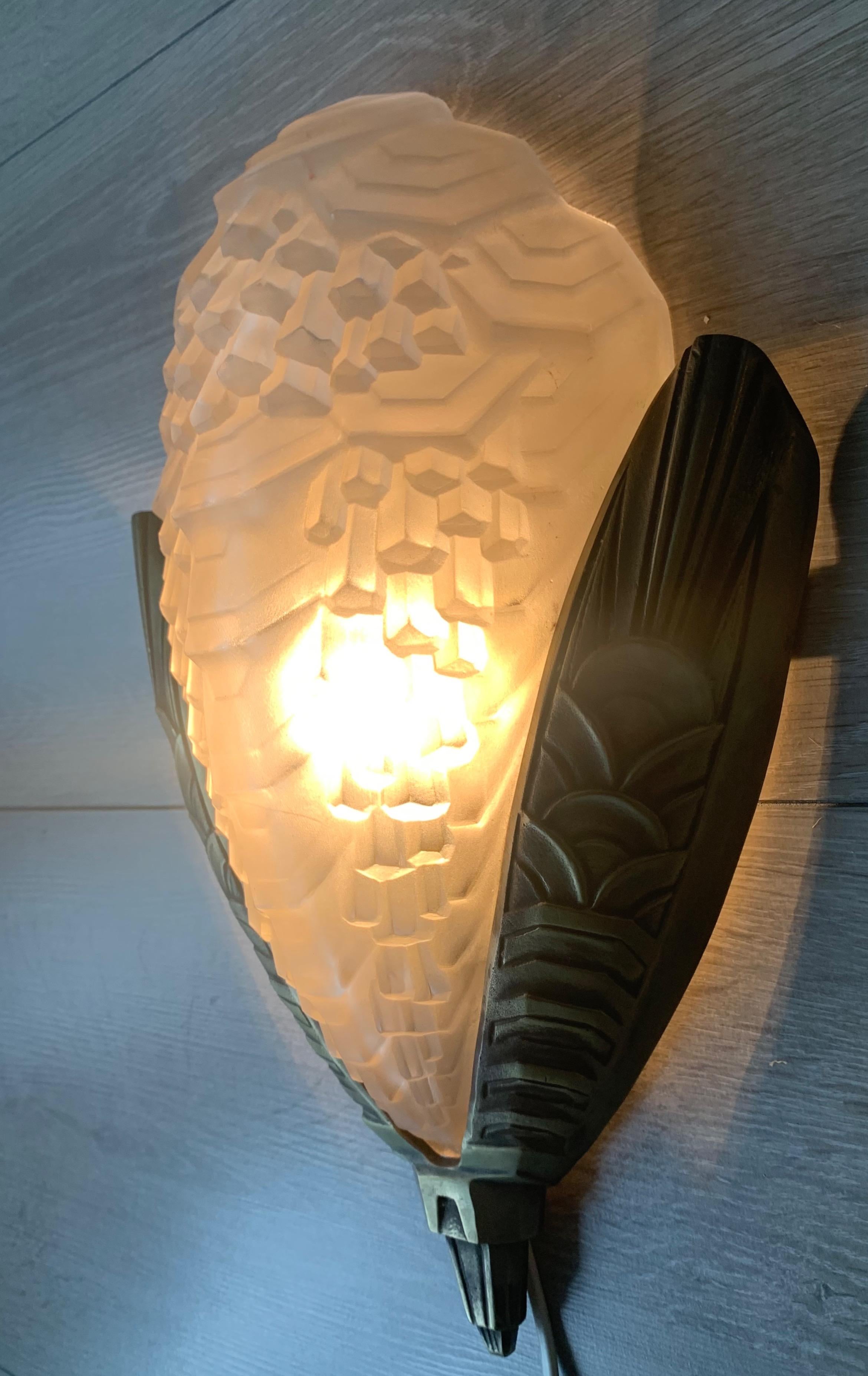 Großes und stilvolles Paar Art-Déco-Wandleuchter aus Bronze und Glas im Angebot 6