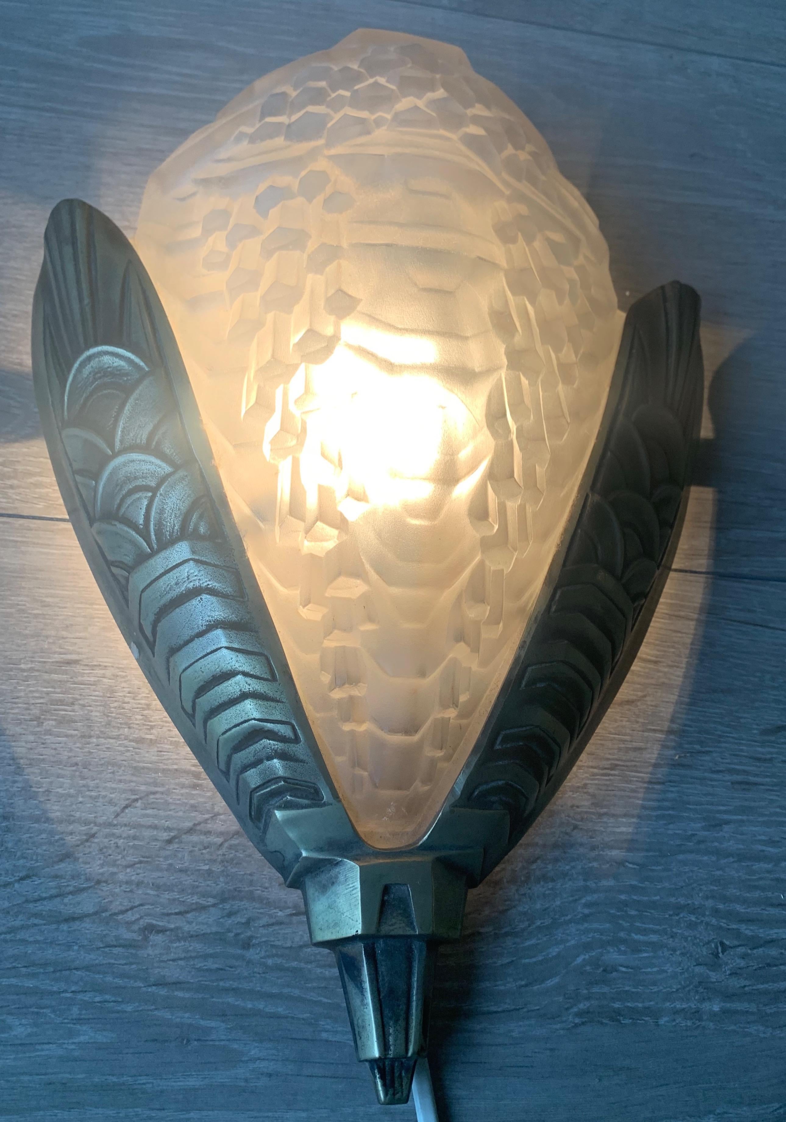 Großes und stilvolles Paar Art-Déco-Wandleuchter aus Bronze und Glas (Französisch) im Angebot