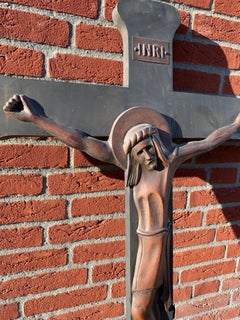 Grand crucifix mural stylisé Arts and Crafts de qualité en métal et laiton massif
