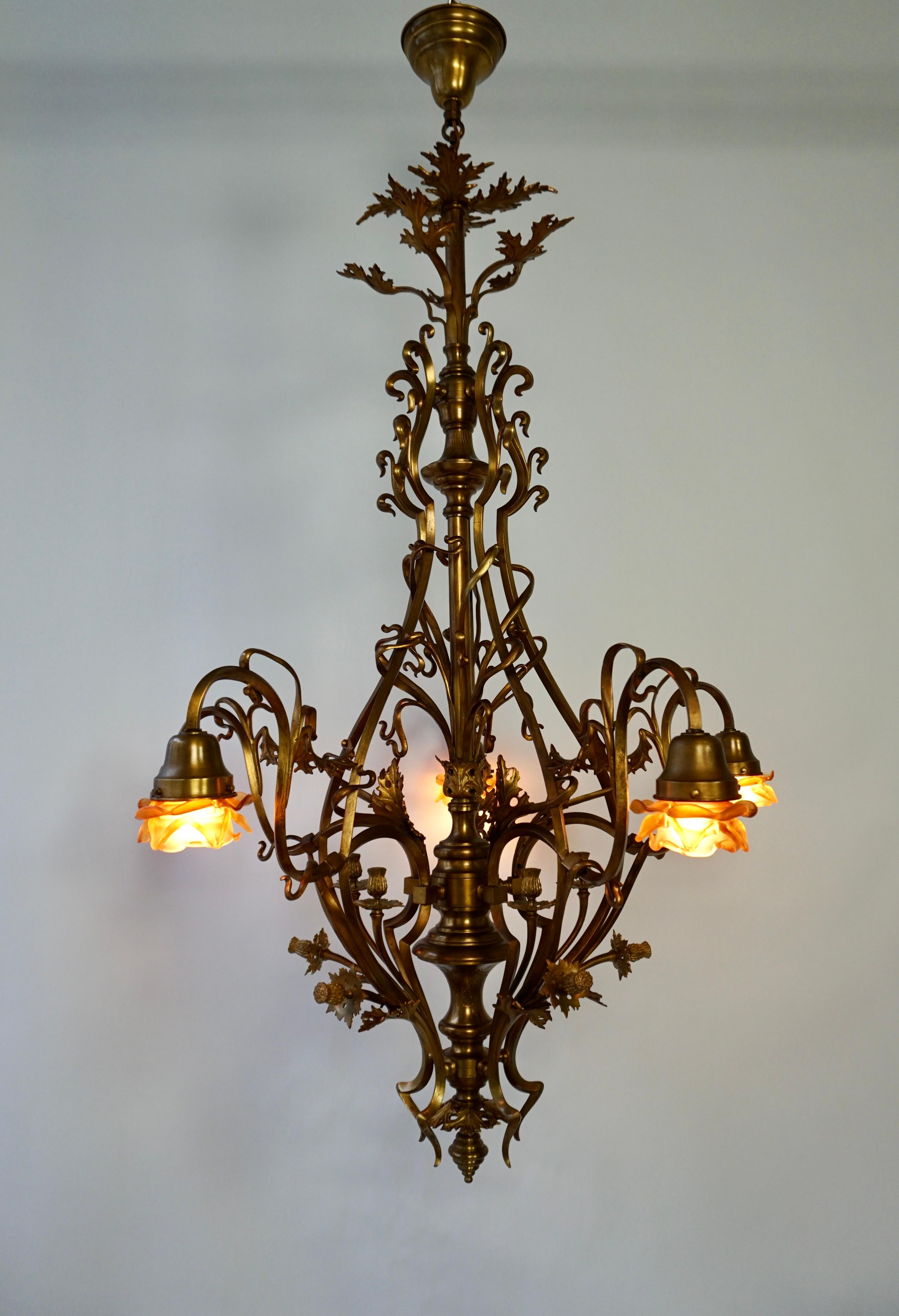Großer und hochwertiger Art nouveau-Kronleuchter mit 5 Leuchten in bester Qualität, Elegant und Exquisite (Messing) im Angebot