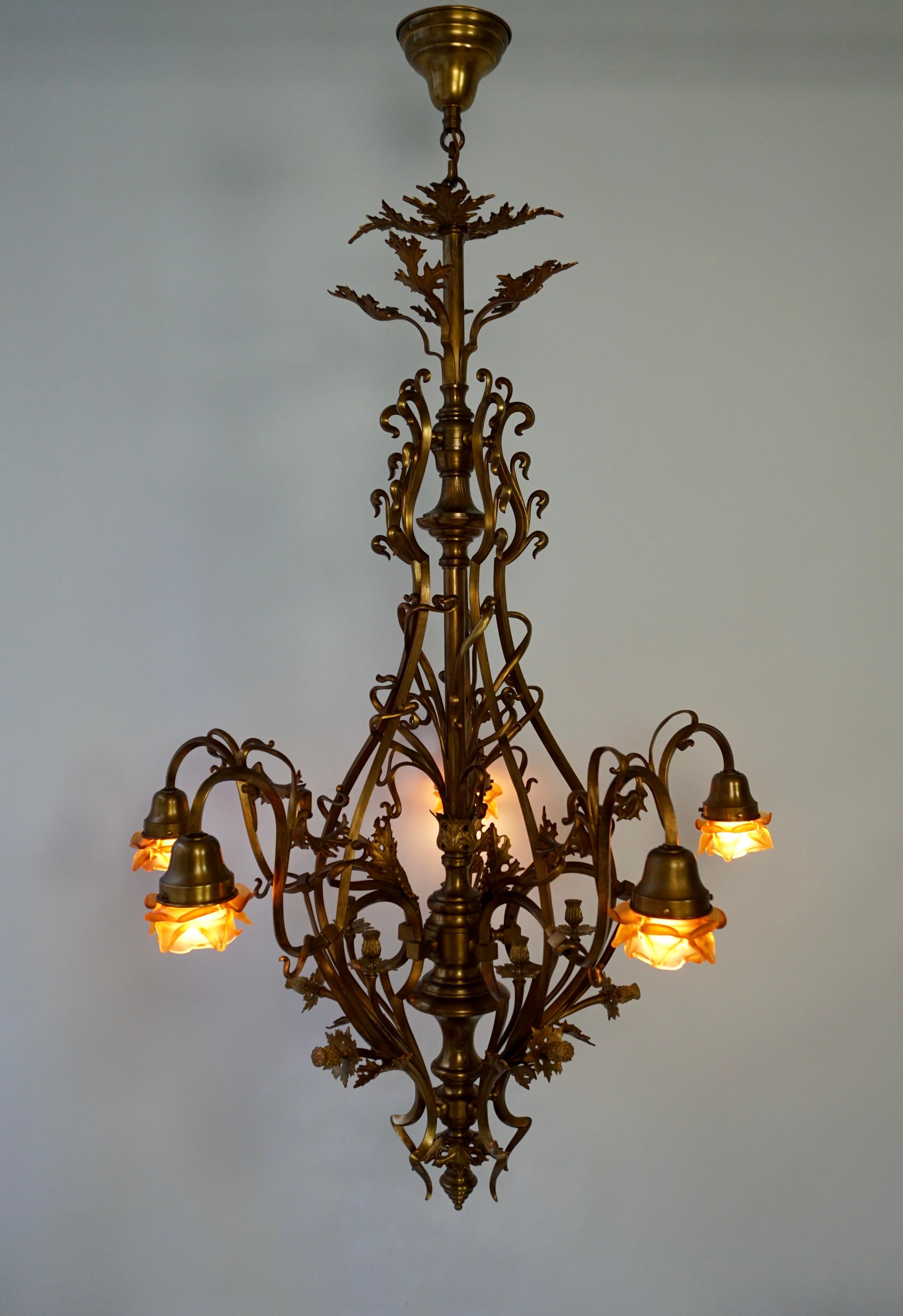 Laiton Grand et de grande qualité, élégant et exquis lustre Art Nouveau à 5 lumières en vente