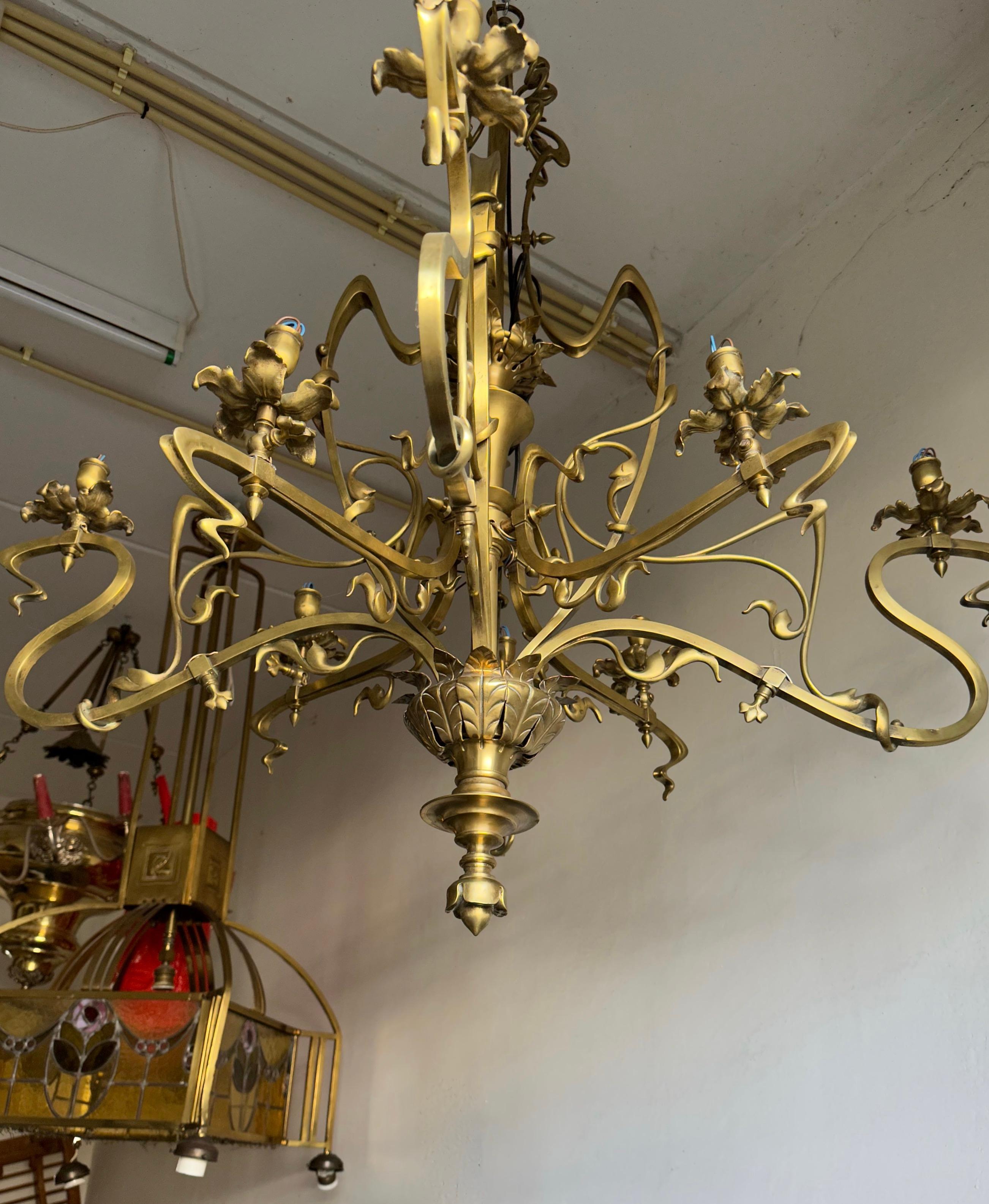 Large and Top Quality, Elegant & Exquisite Bronze 8 Light Art Nouveau Chandelier For Sale 1