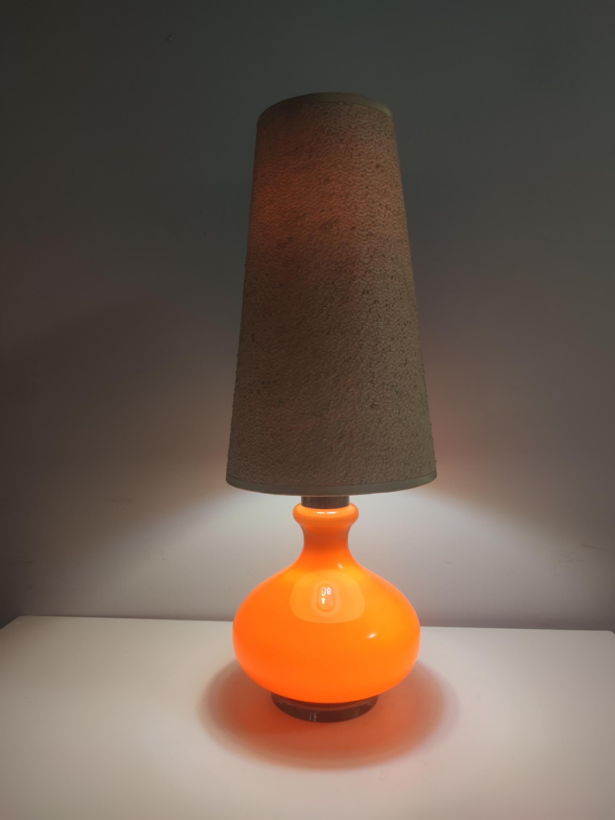 Fabriqué en Italie, années 1970.
La lampe comporte des éléments métalliques chromés, du verre soufflé et encastré multicouche et un abat-jour en tissu, qui est un original des années 70. 
Le câblage est compatible avec les normes américaines. 
Il