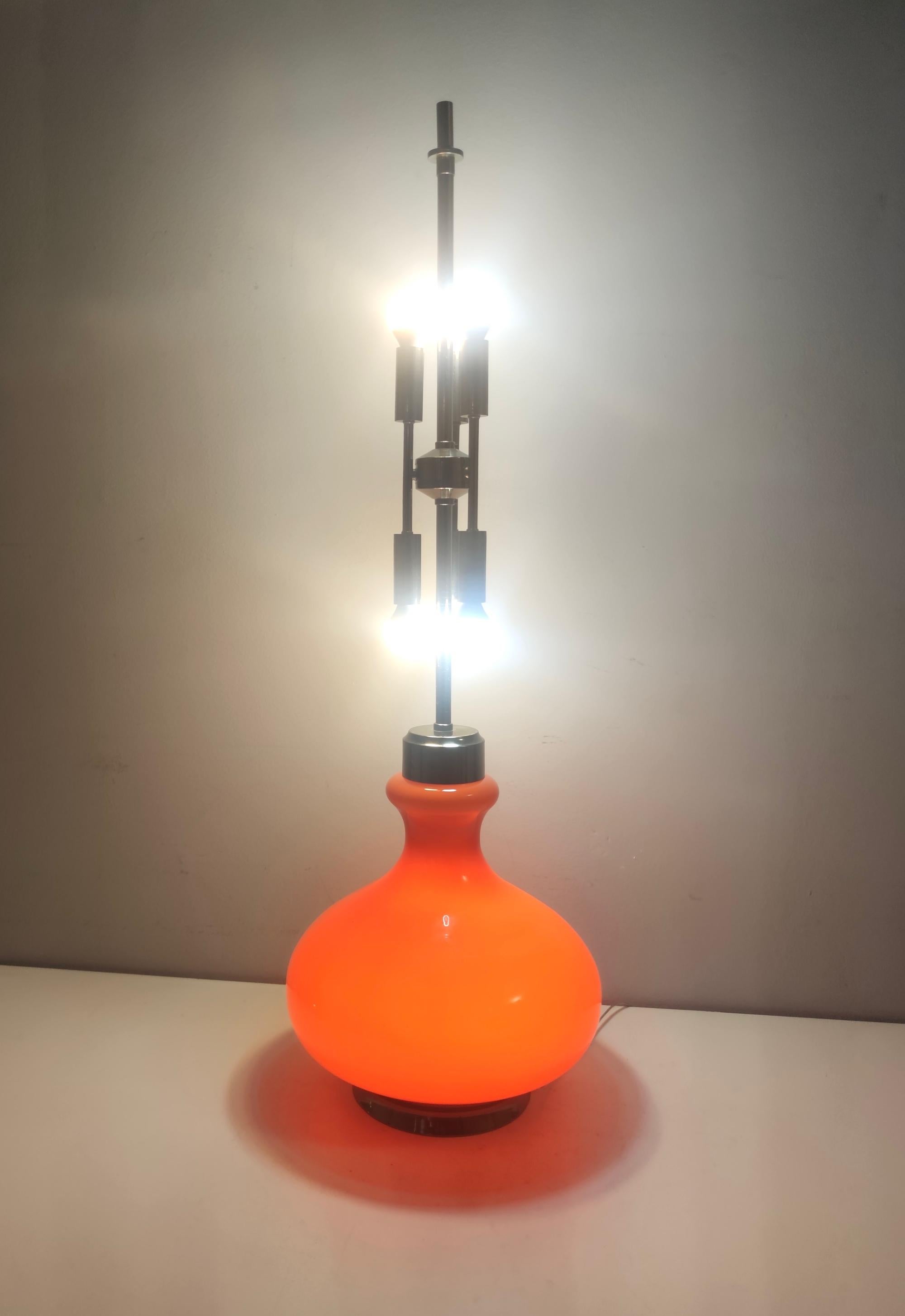 Große und ungewöhnliche postmoderne orangefarbene Tischlampe von Carlo Nason, Murano, Italien im Zustand „Hervorragend“ im Angebot in Bresso, Lombardy