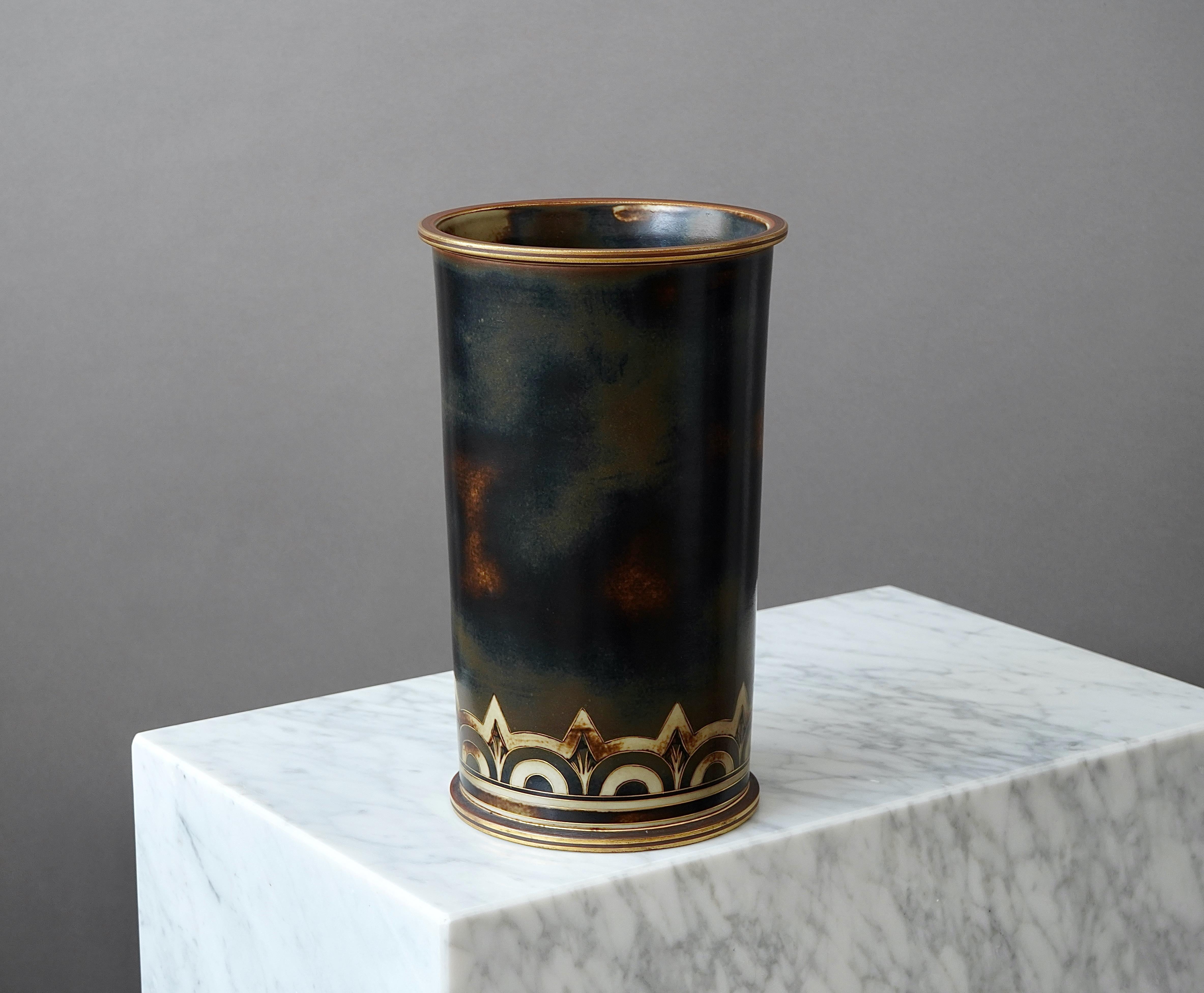 A large and unique stoneware art deco vase. Beautiful glaze with foot and mouth detailed in gold.
Designed by Gunnar Nylund for ALP (Lidköpings Porslinsfabrik), Sweden, 1930s.

Excellent condition.
Stamped 'ALP', 'FLAMBÉ', 'Lidköping, SWEDEN' and