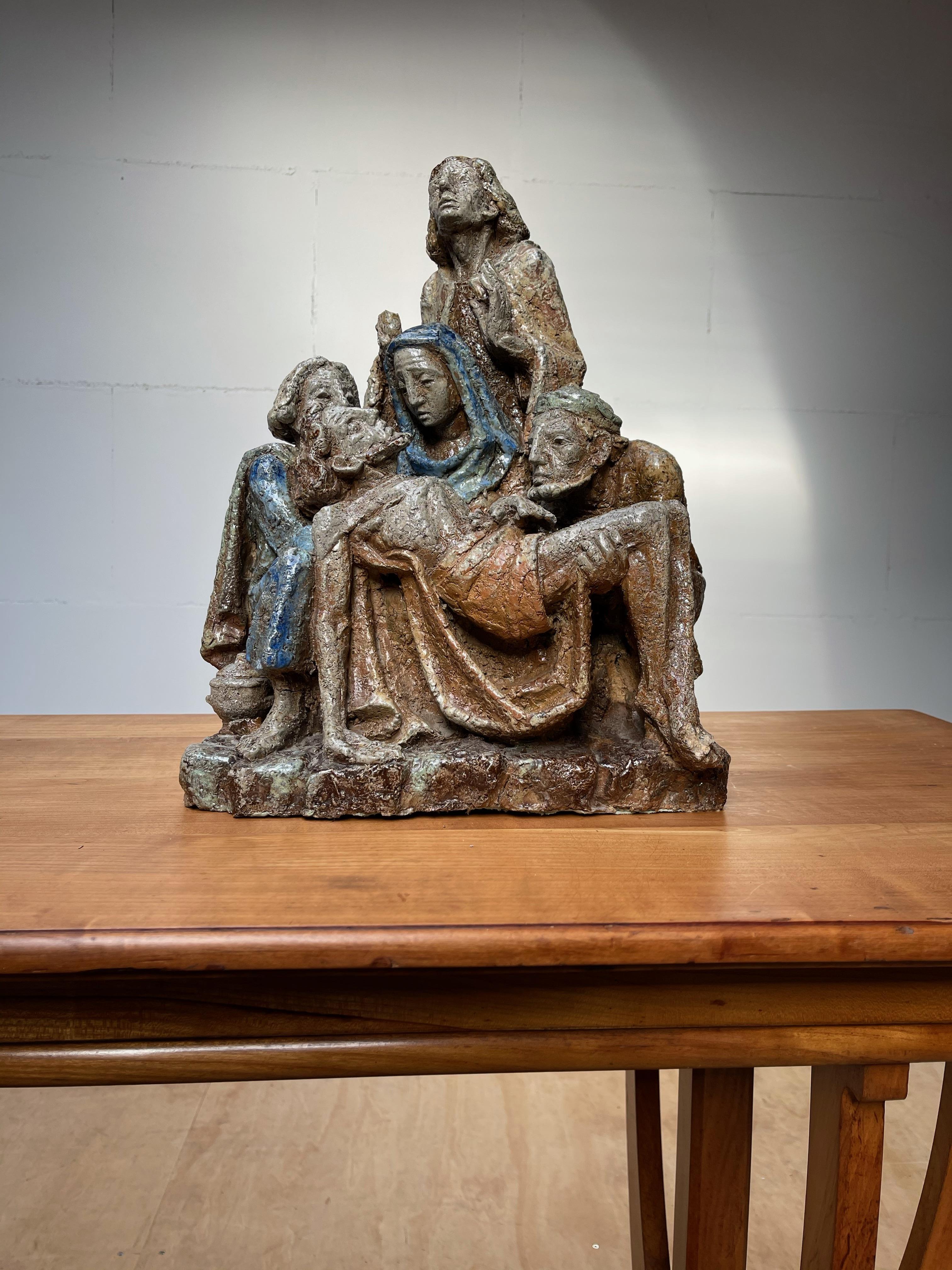 Einzigartige und handgefertigte Skulptur.

Wie viele von Ihnen wissen, stellt die Pietà den Leichnam Jesu nach der Kreuzigung auf dem Schoß der Mutter Maria dar. Im Laufe der Jahre haben wir diese berühmte biblische Szene in allen möglichen