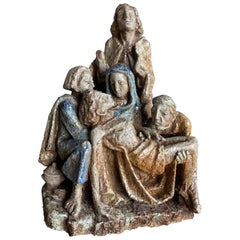 Grande et unique sculpture de Piet en céramique colorée et émaillée de style néo-gothique / Groupe